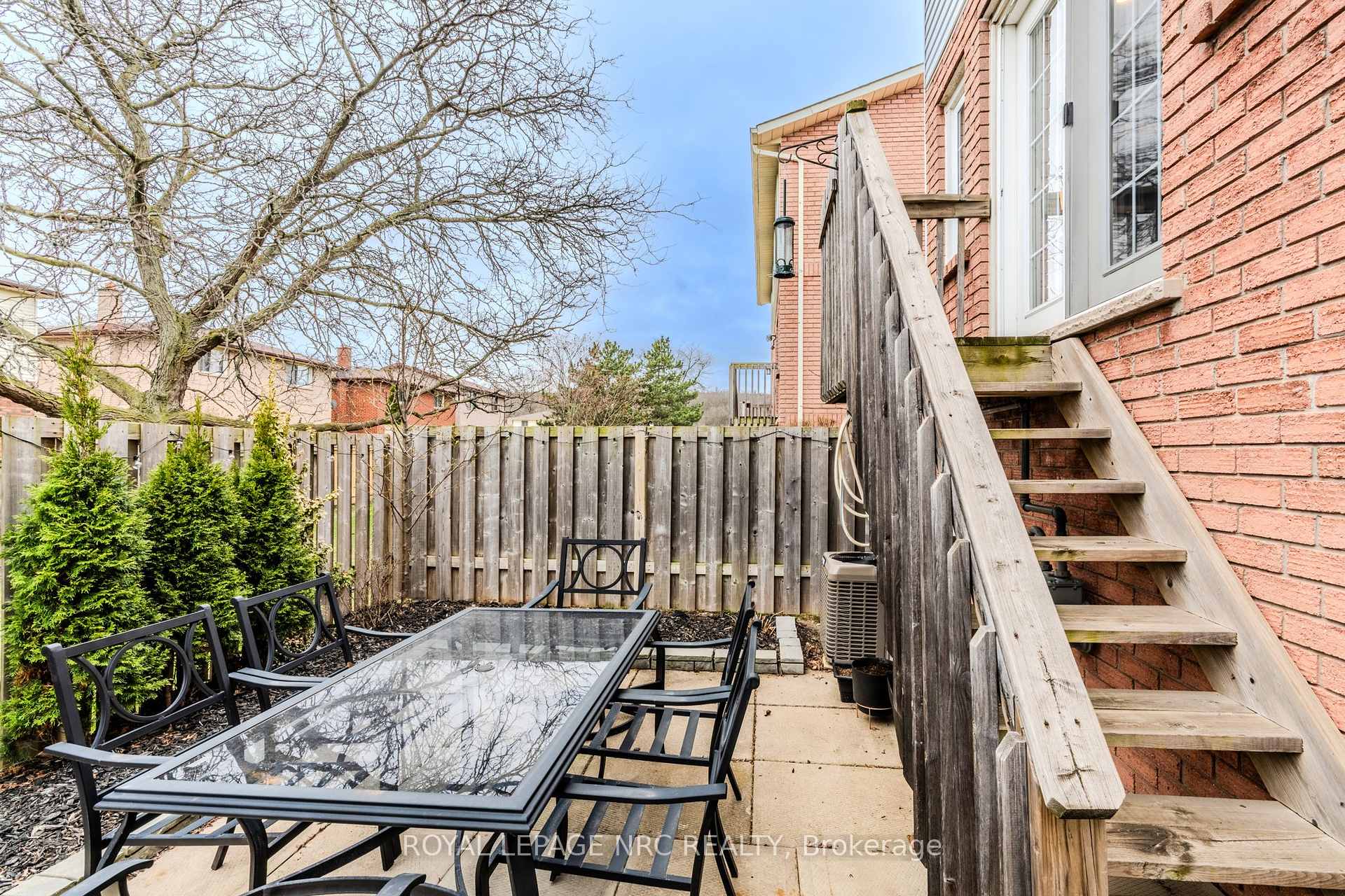 3 Bedrooms Condo at 29 Heritage, Hamilton For sale