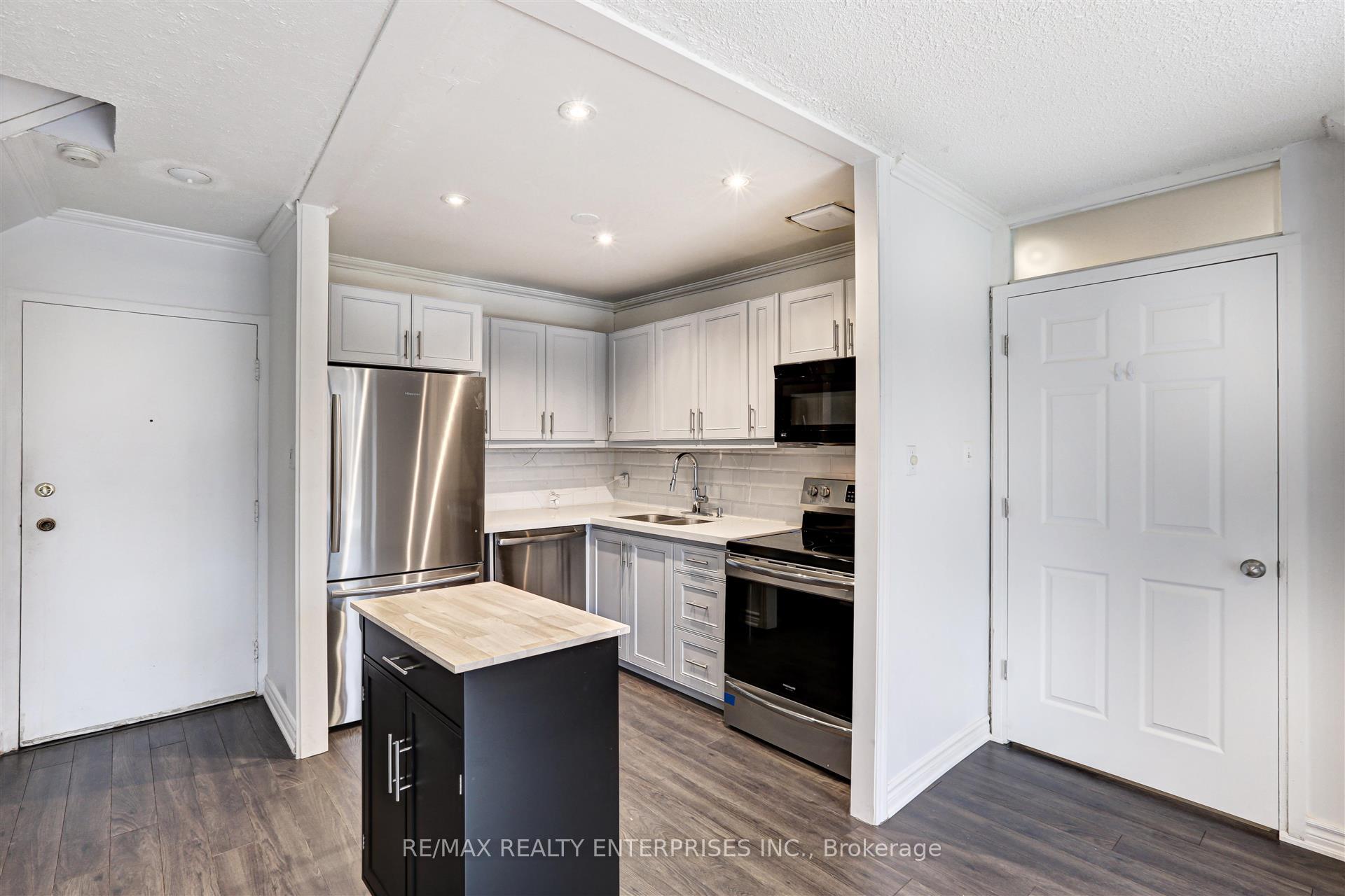 3 Bedrooms Condo at 2001 Bonnymede, Mississauga For sale