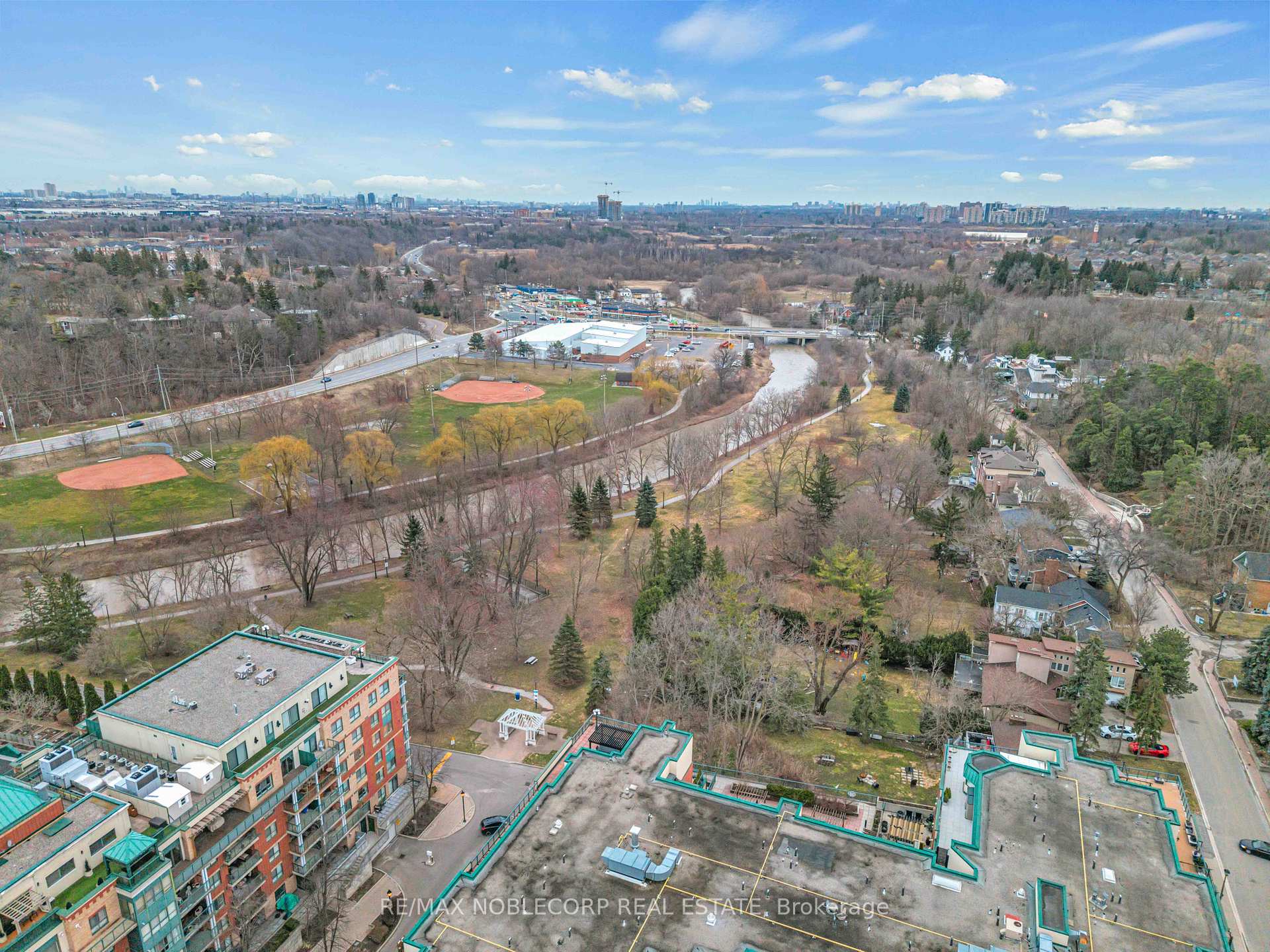 3 Bedrooms Condo at 121 Woodbridge, Vaughan For sale