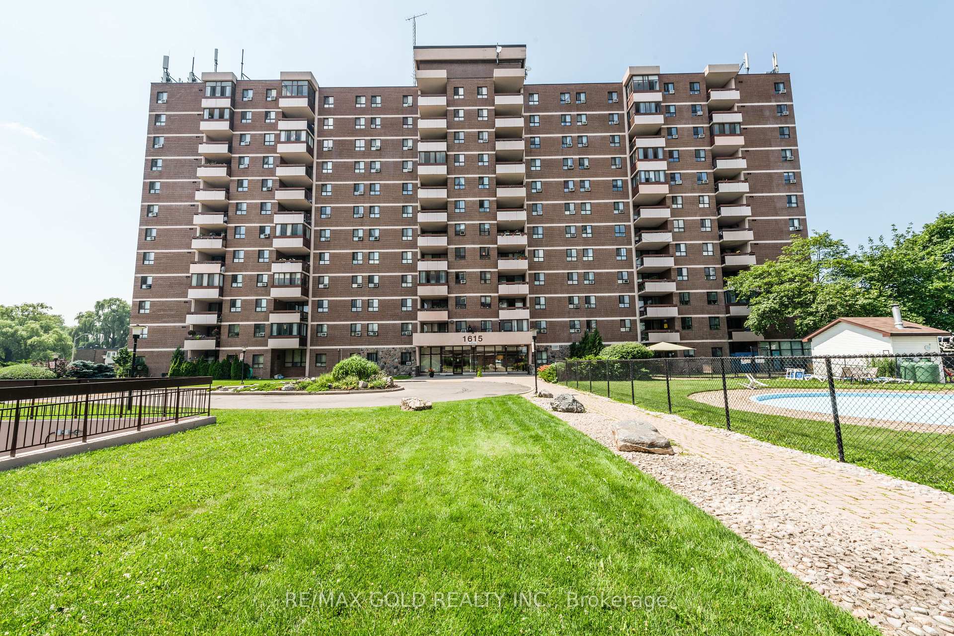 2 Bedrooms Condo at 1615 Bloor, Mississauga For sale