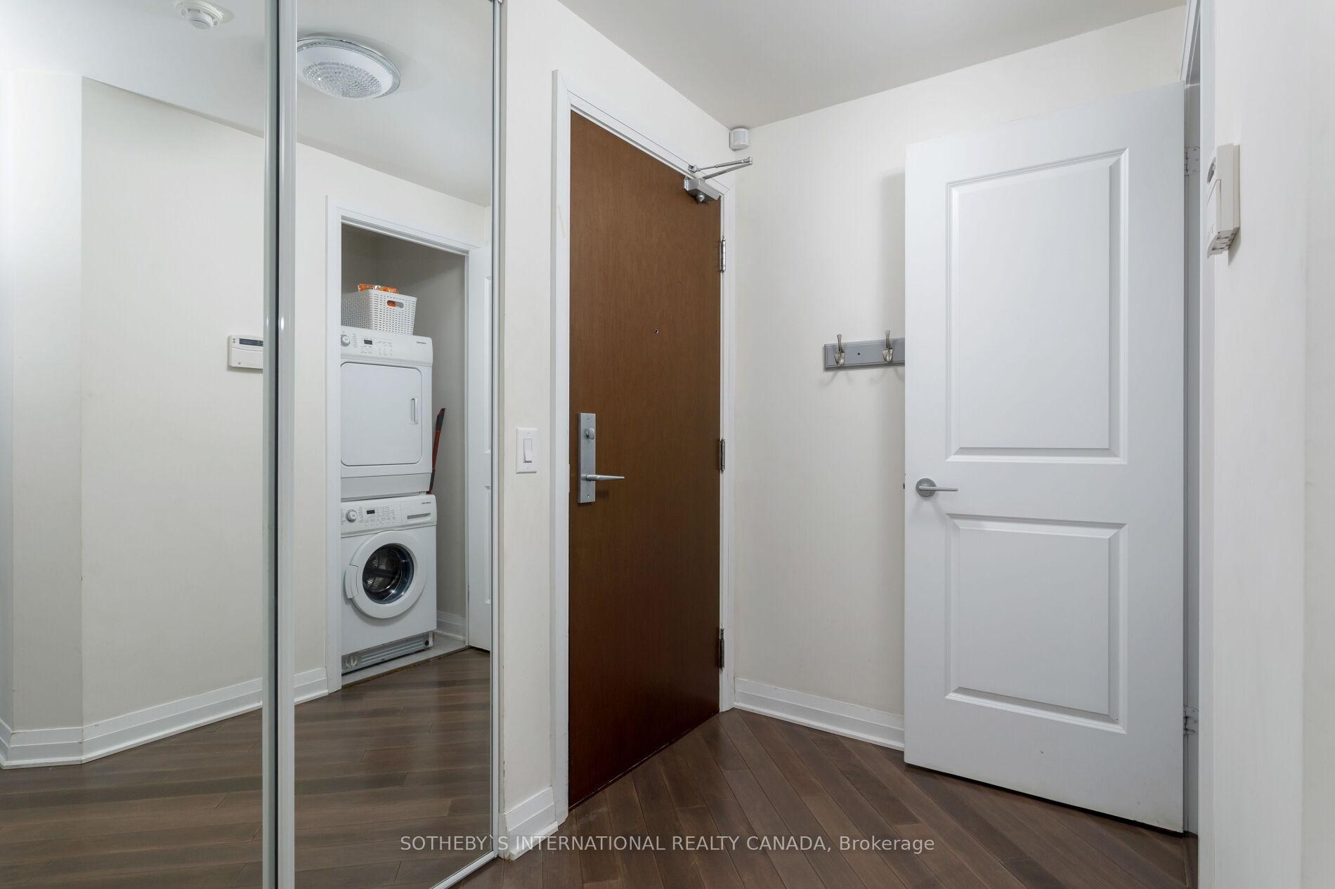 2 Bedrooms Condo at 1055 Southdown,  Mississauga For sale