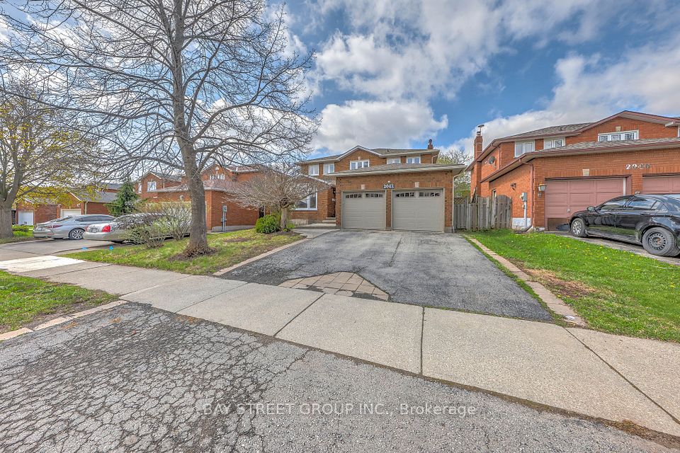 2042 Golden Briar Trail, Oakville, ON L6H 4N4