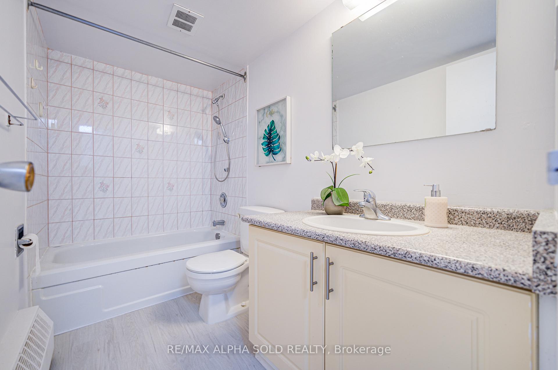 3 Bedrooms Condo at 100 Echo Point, Toronto For sale