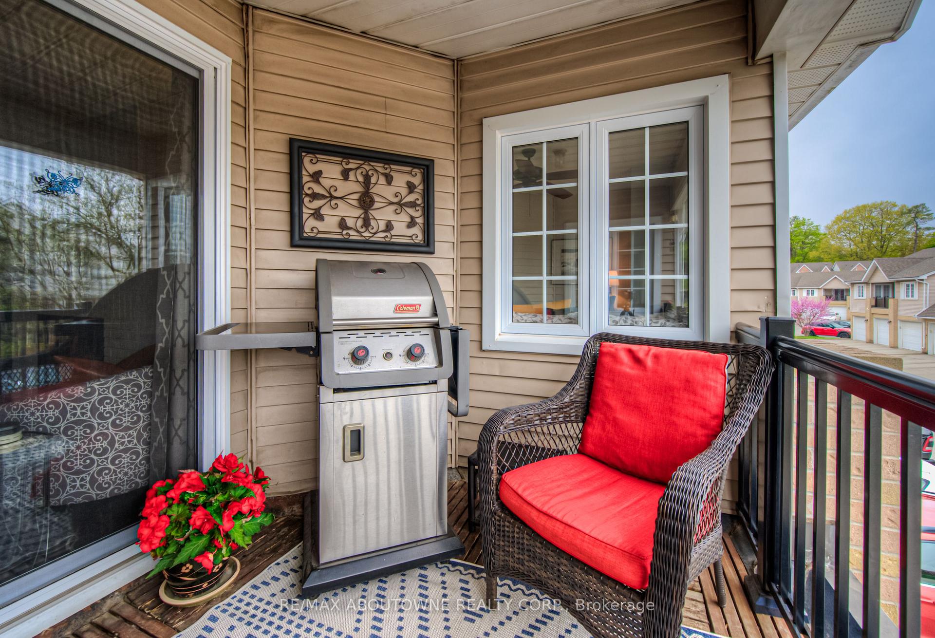 2 Bedrooms Condo at 2110 Cleaver, Burlington For sale