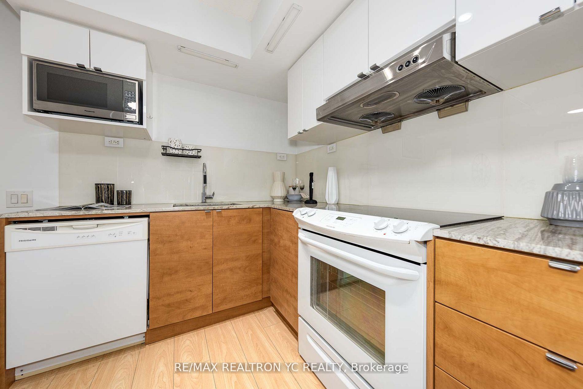 2 Bedrooms Condo at 121 Mcmahon, Toronto For sale