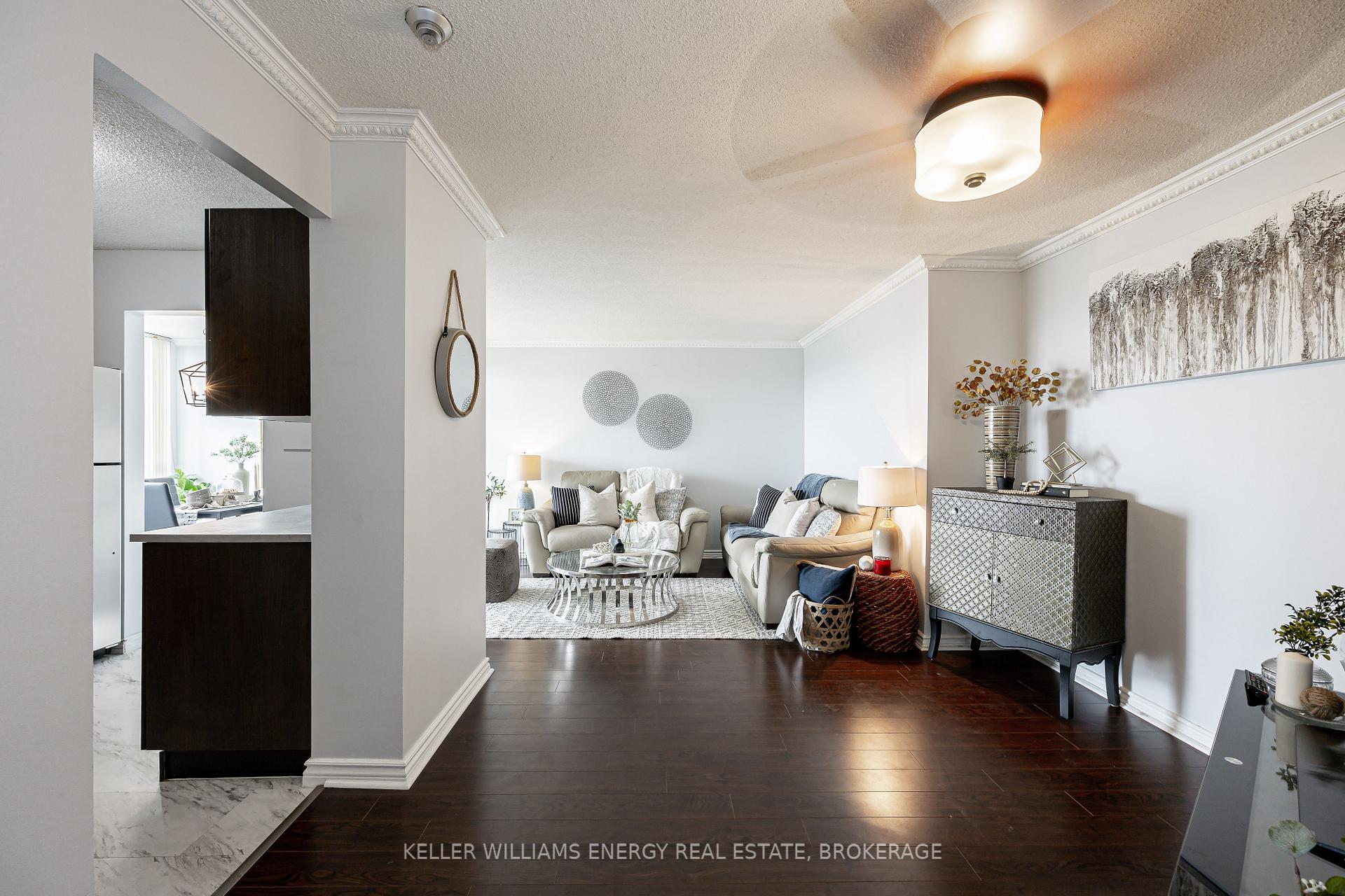 2 Bedrooms Condo at 41 Markbrook,  Toronto For sale