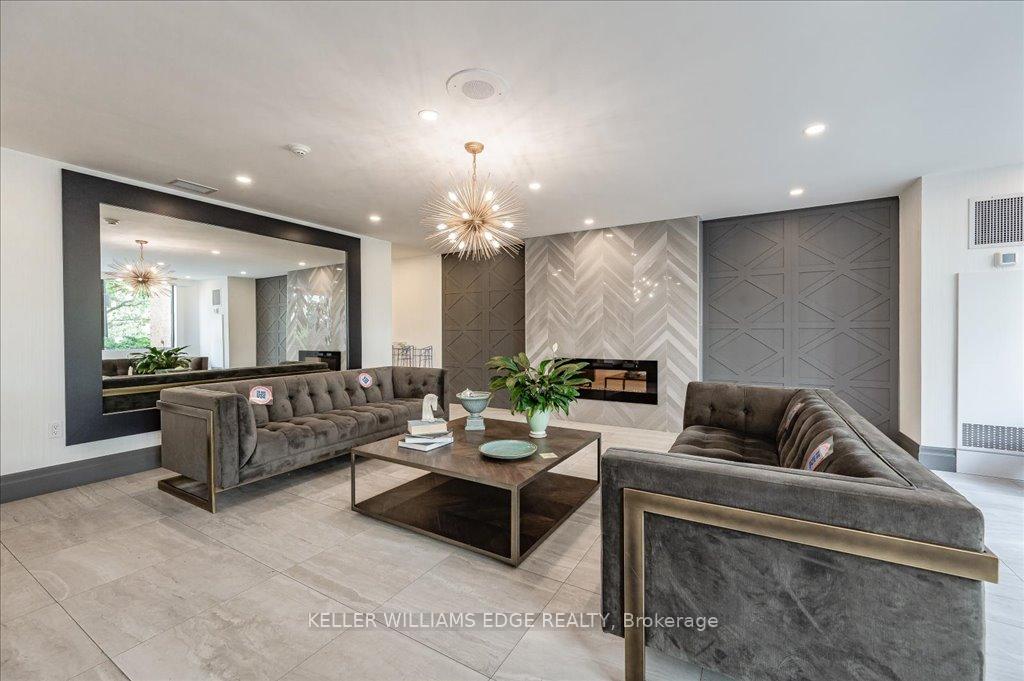 2 Bedrooms Condo at 1270 Maple Crossing, Burlington For sale
