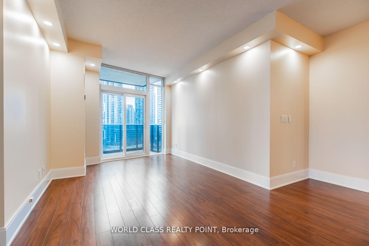 2 Bedrooms Condo at 330 Burnhamthorpe, Mississauga For sale
