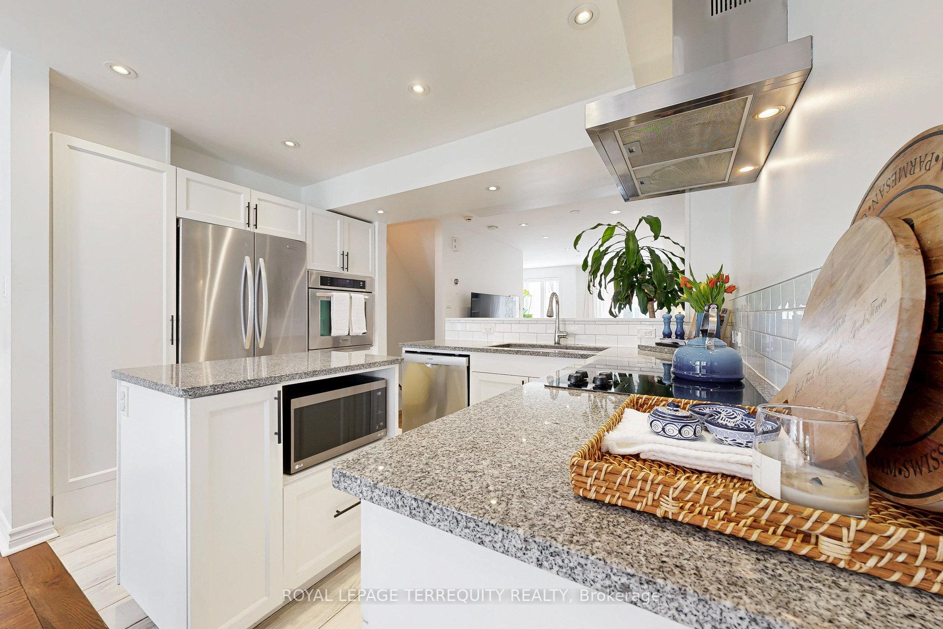 3 Bedrooms Condo at 25 Laidlaw, Toronto For sale