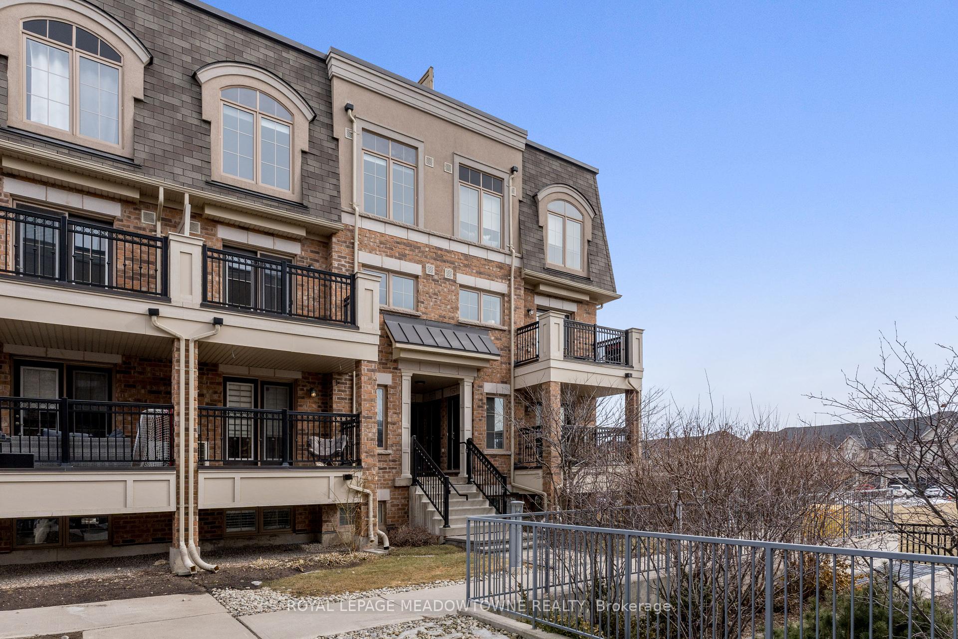 3 Bedrooms Condo at 2441 Greenwich, Oakville For sale