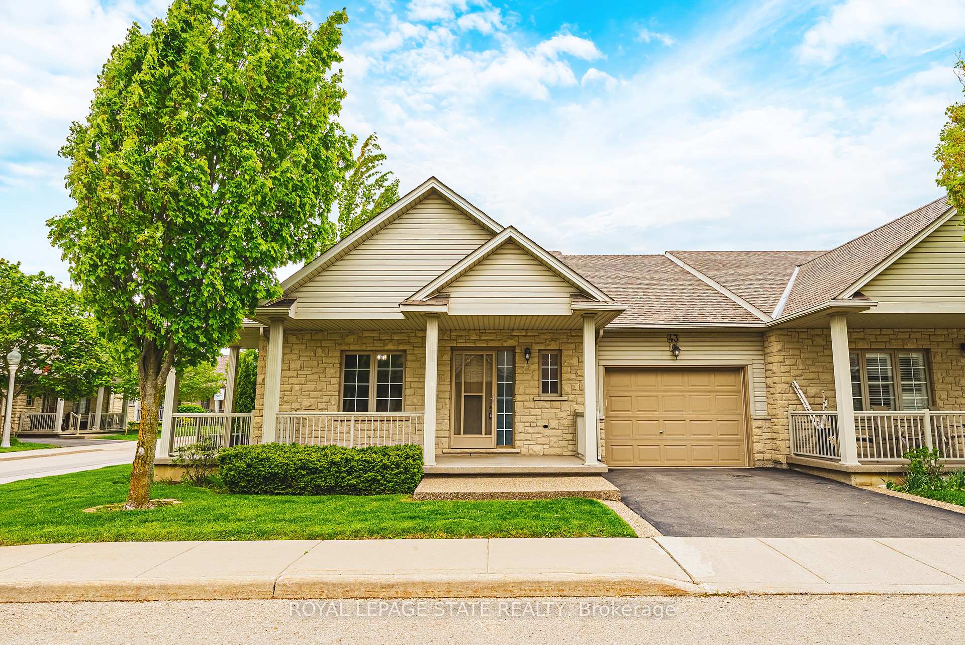 2 Bedrooms Condo at 130 Southbrook, Hamilton For sale