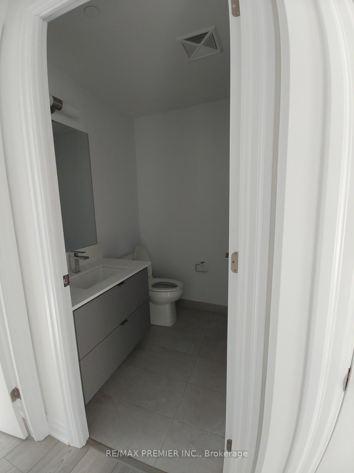 2 Bedrooms Condo at 36 Elm,  Mississauga For sale