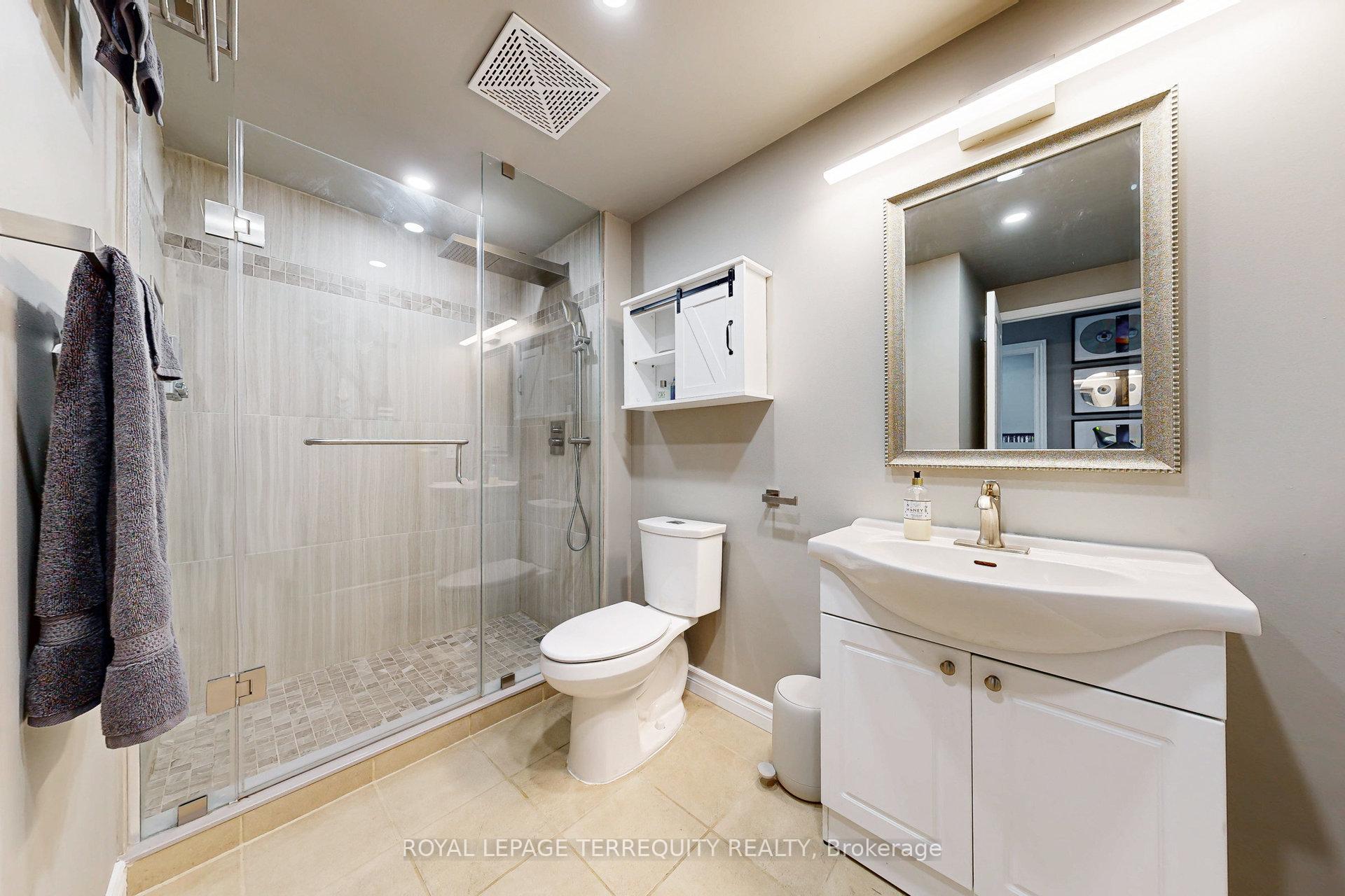 2 Bedrooms Condo at 200 Burnhamthorpe, Mississauga For sale