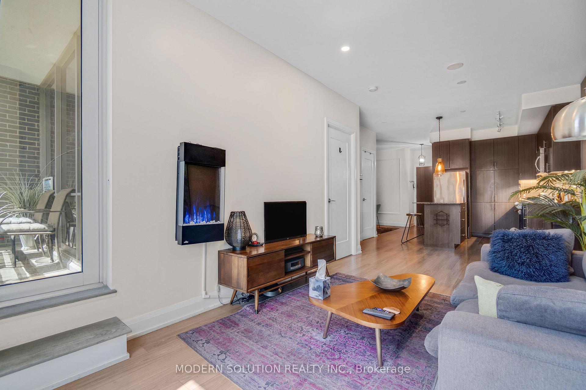 2 Bedrooms Condo at 18 Graydon Hall, Toronto For sale