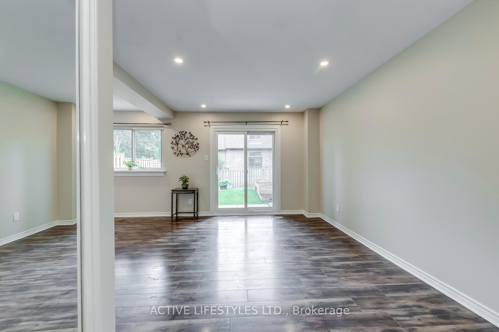 4 Bedrooms Condo at 2301 Derry, Mississauga For sale