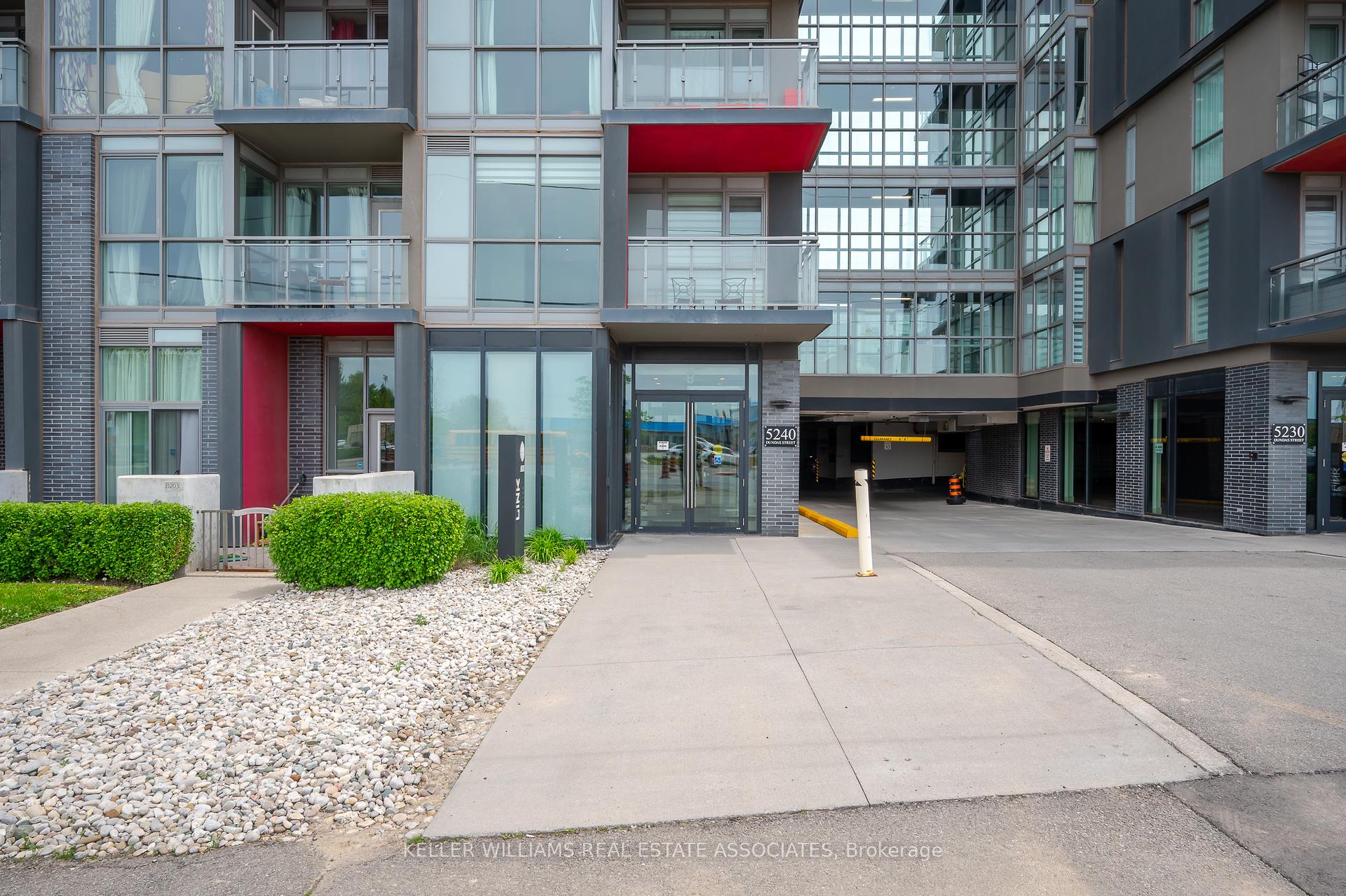 2 Bedrooms Condo at 5240 Dundas, Burlington For sale