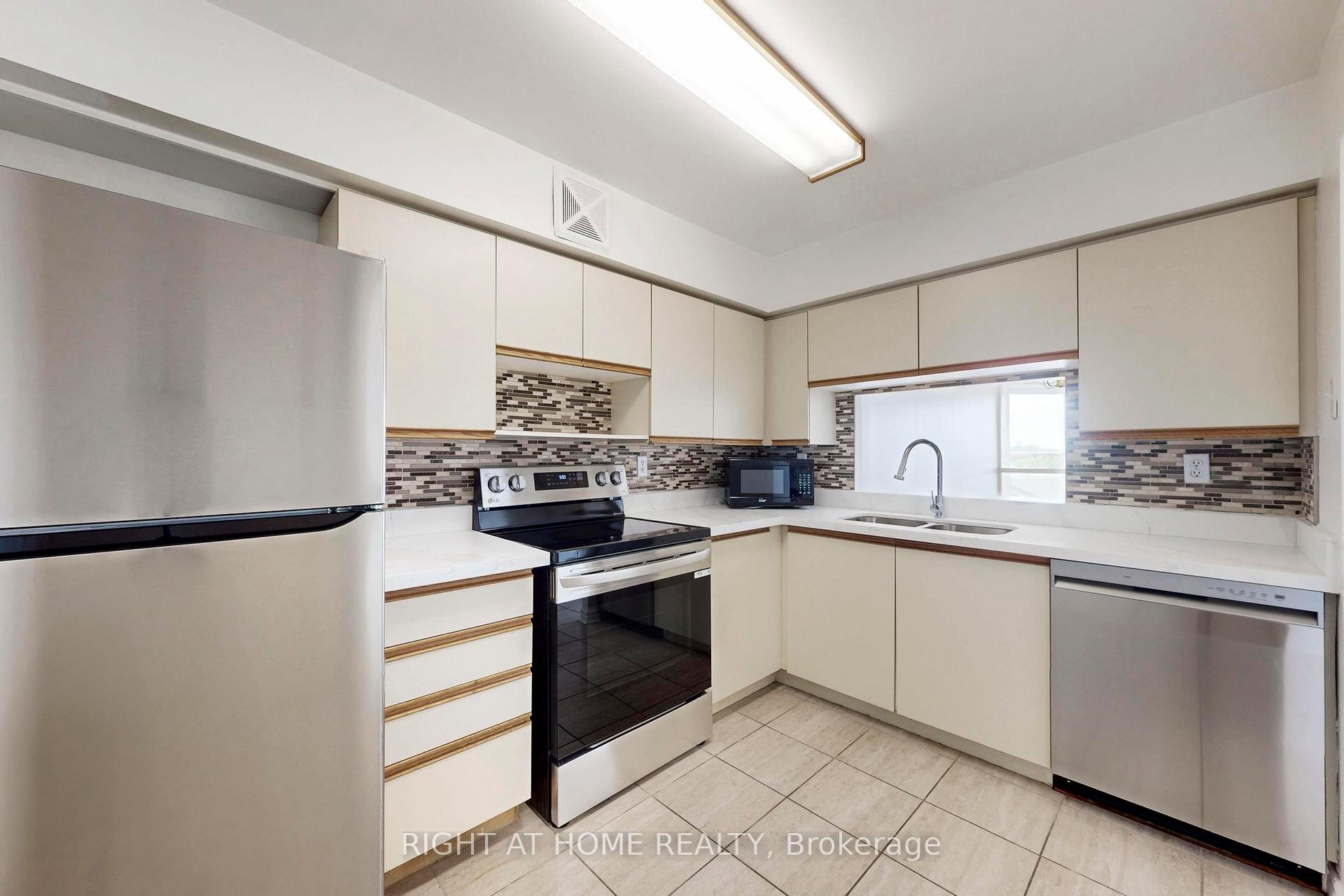 3 Bedrooms Condo at 4 Park Vista, Toronto For sale