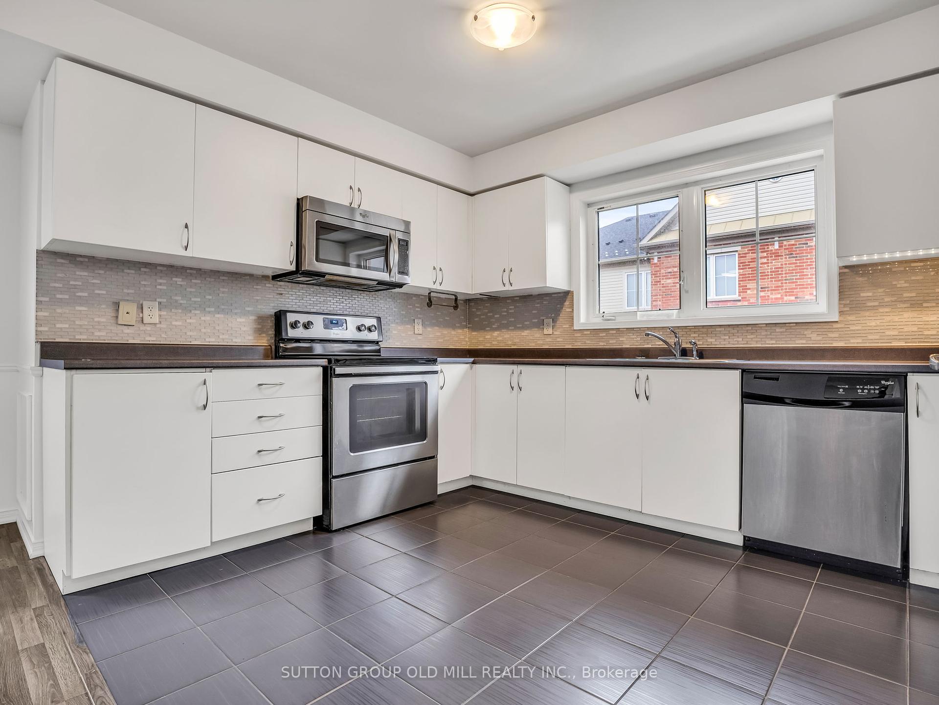 2 Bedrooms Condo at 43 Hays, Oakville For sale