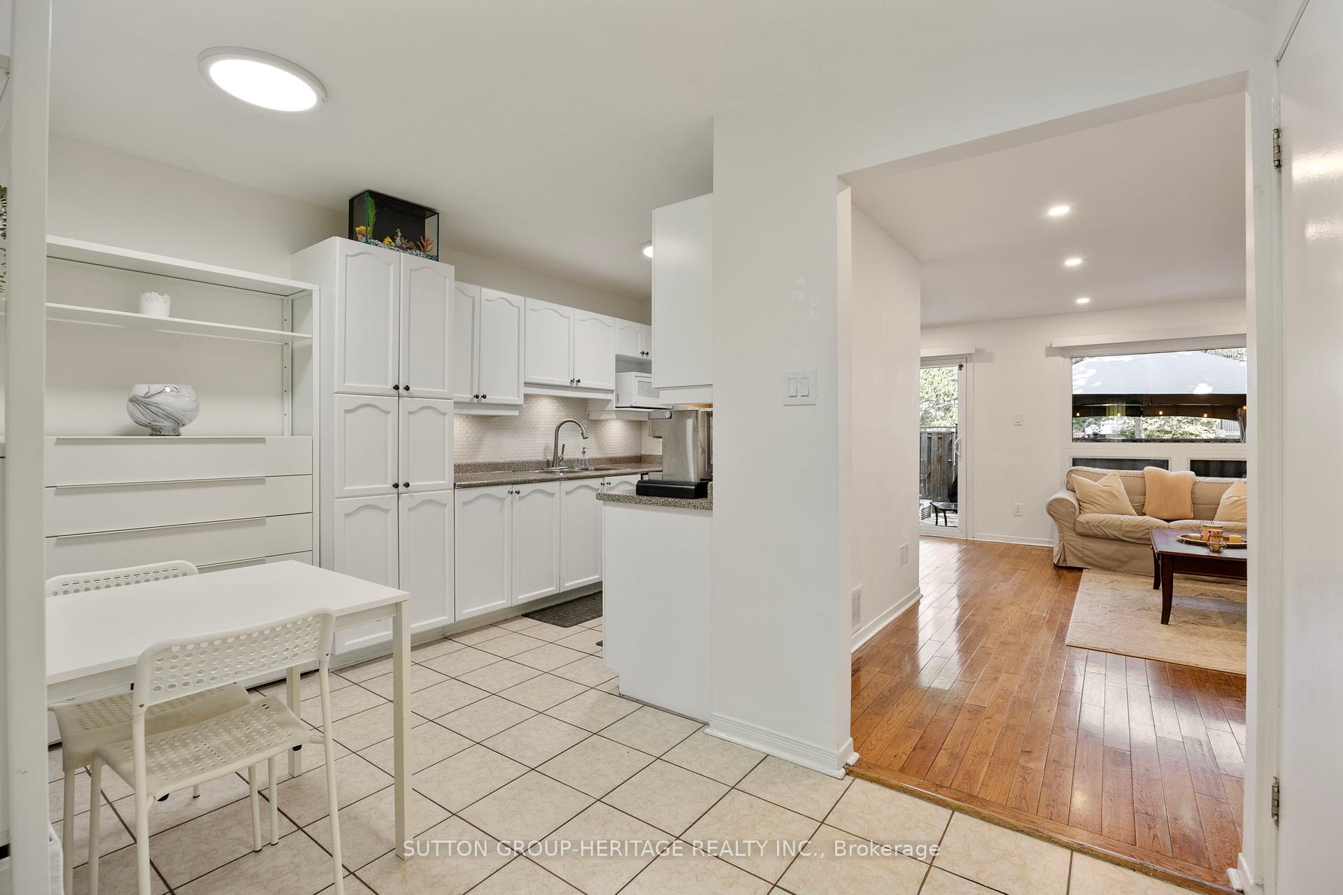 4 Bedrooms Condo at 40 Dundalk, Toronto For sale