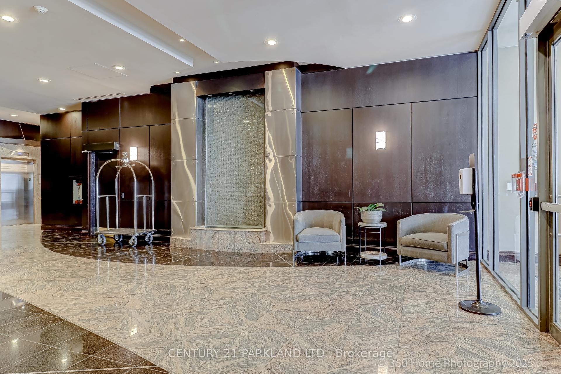 2 Bedrooms Condo at 30 Grand Trunk, Toronto For sale