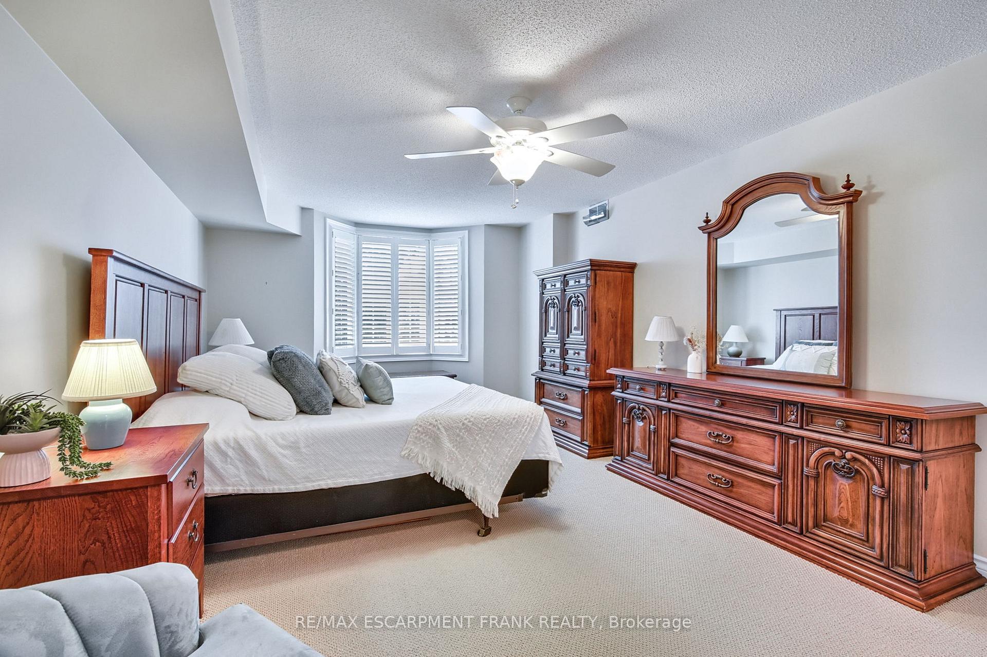 2 Bedrooms Condo at 970 Golf Links,  Hamilton For sale