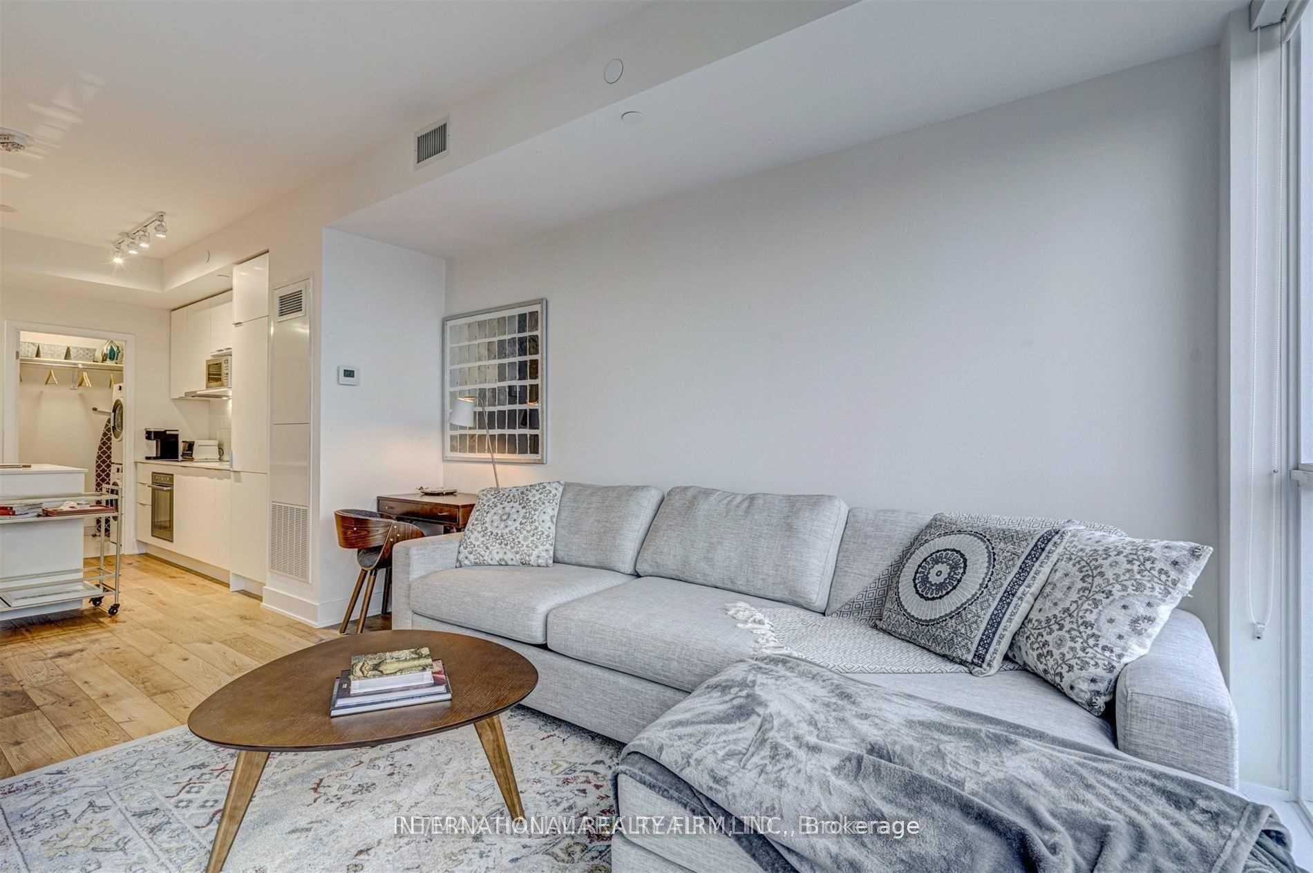 1 Bedroom Condo at 88 Cumberland,  Toronto For sale