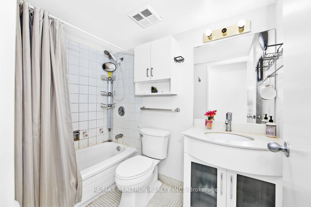 4 Bedrooms Condo at 25 Bamburgh, Toronto For sale
