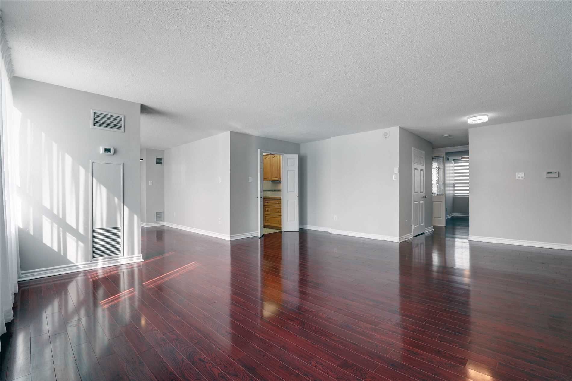 3650 Kaneff Crescent 207