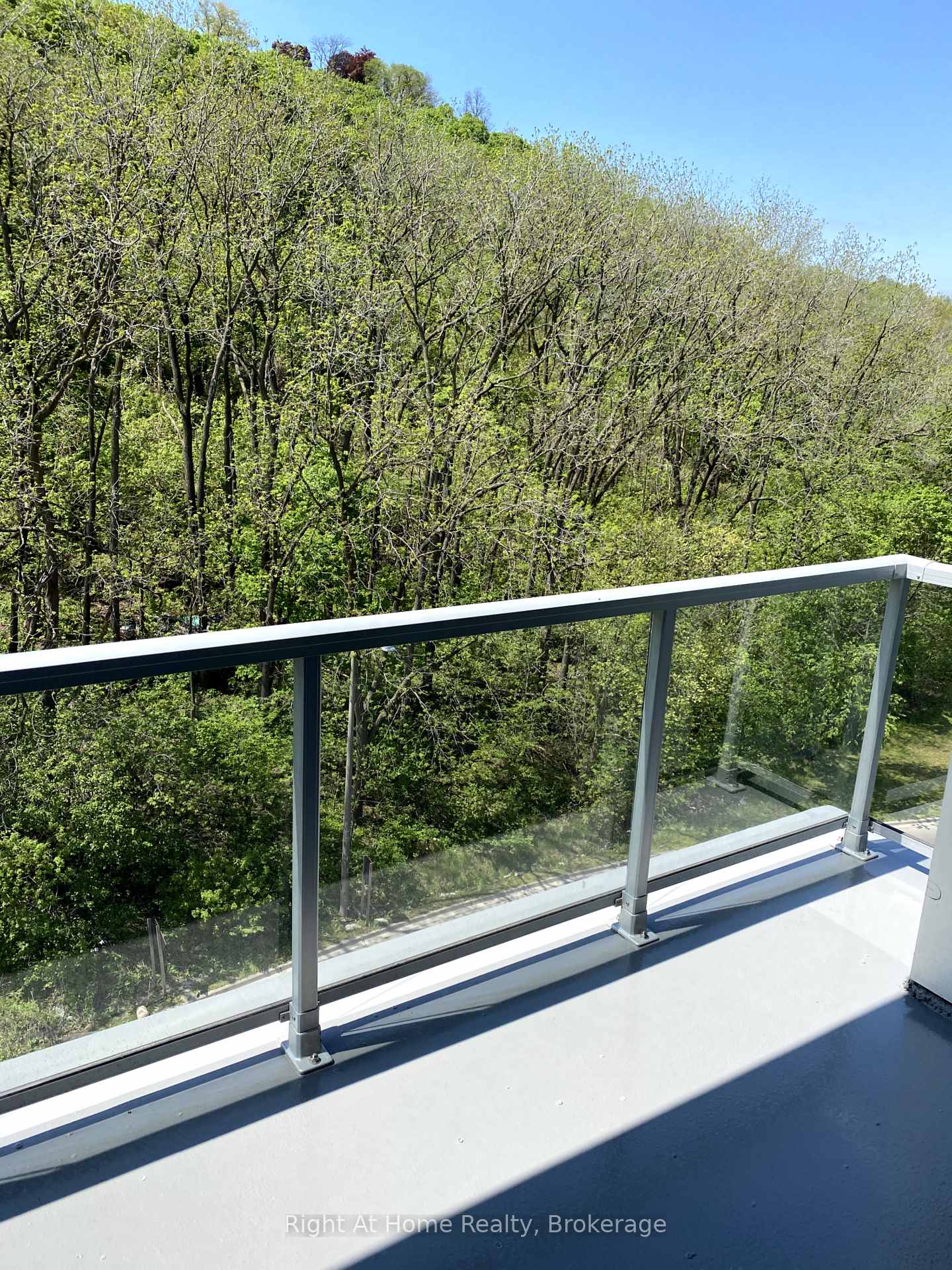 2 Bedrooms Condo at 455 Charlton, Hamilton For sale