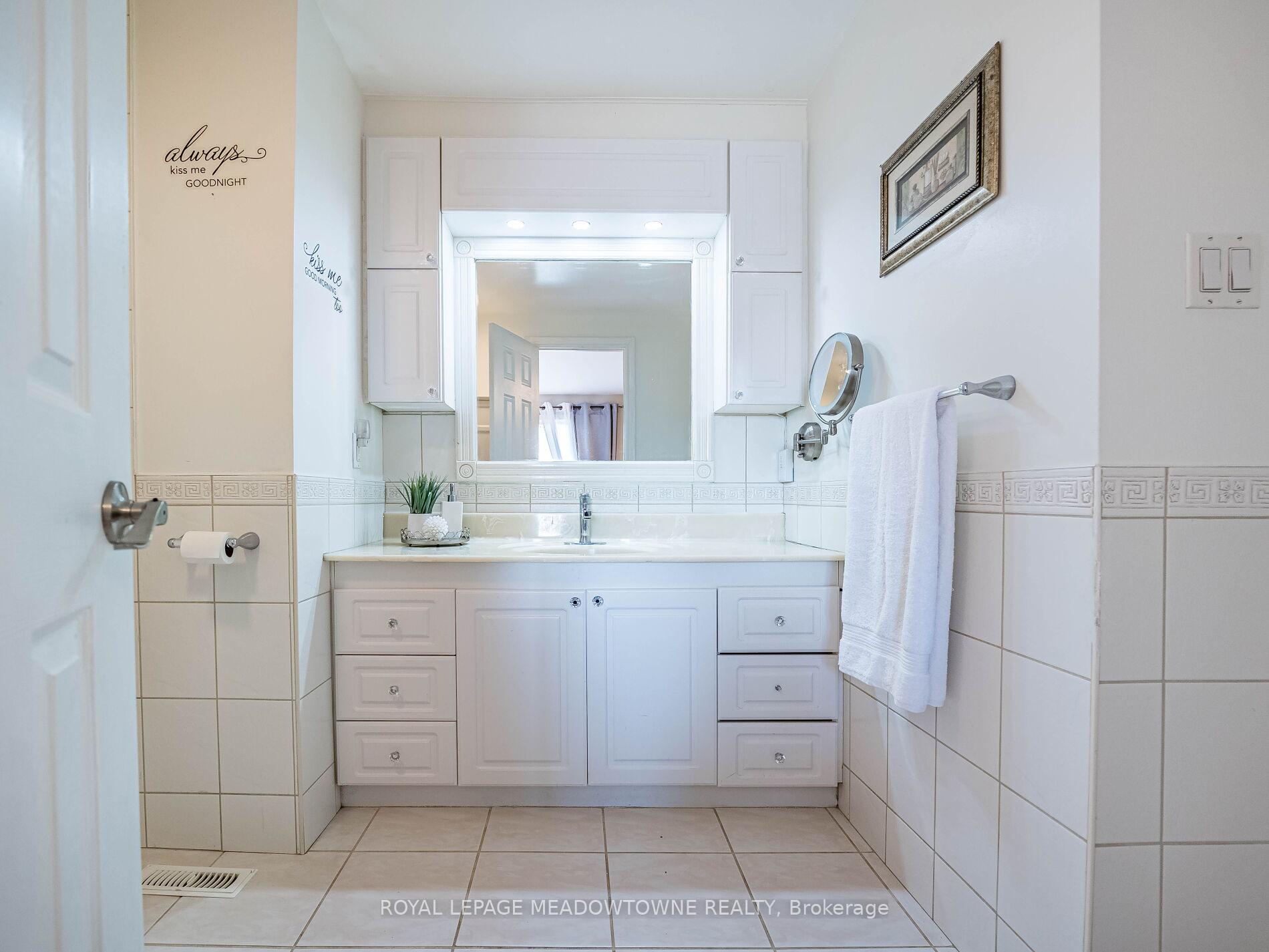 3 Bedrooms Condo at 6780 Formentera, Mississauga For sale
