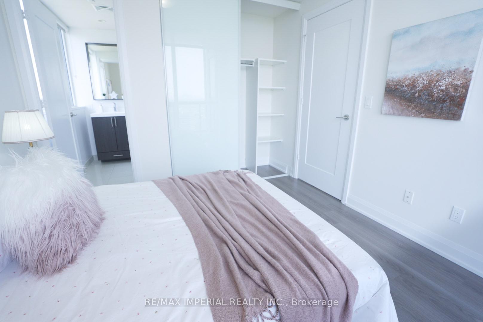 2 Bedrooms Condo at 18 Graydon Hall, Toronto For sale