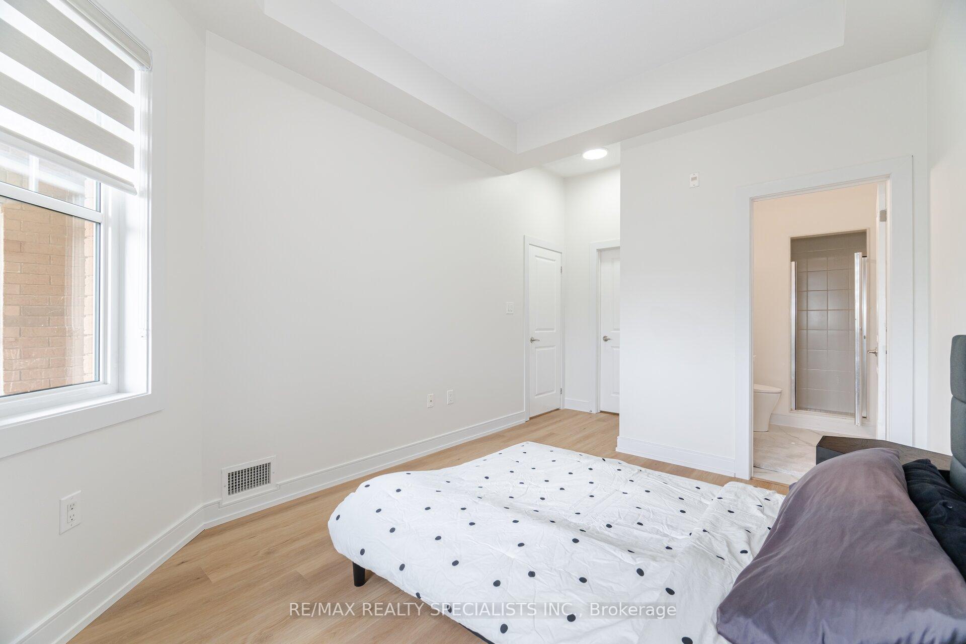 2 Bedrooms Condo at 2326 TAUNTON, Oakville For sale