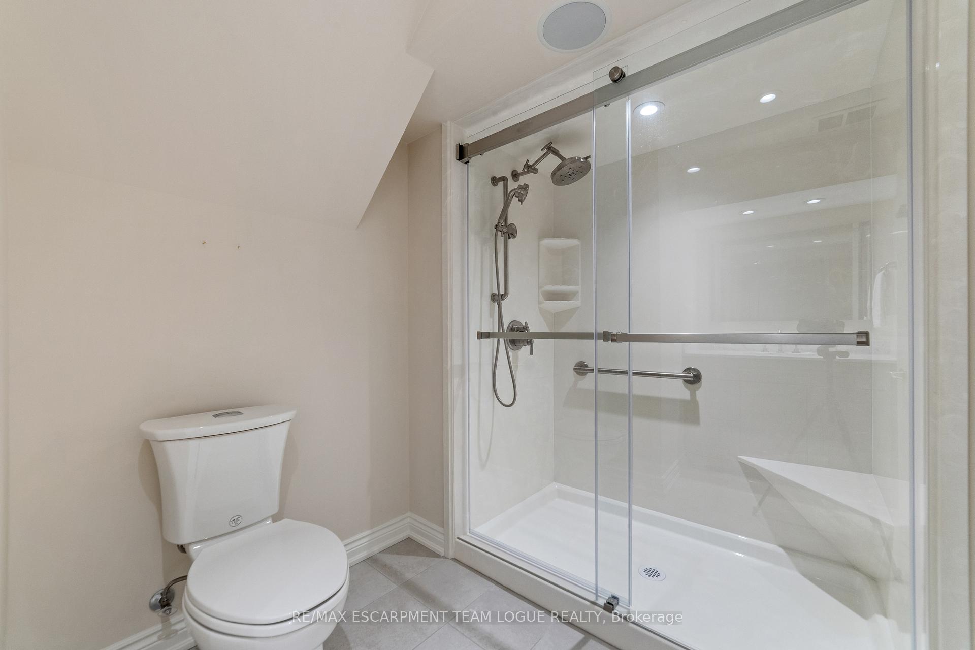 3 Bedrooms Semi-Detached at 4144 STONEBRIDGE,  Burlington For sale