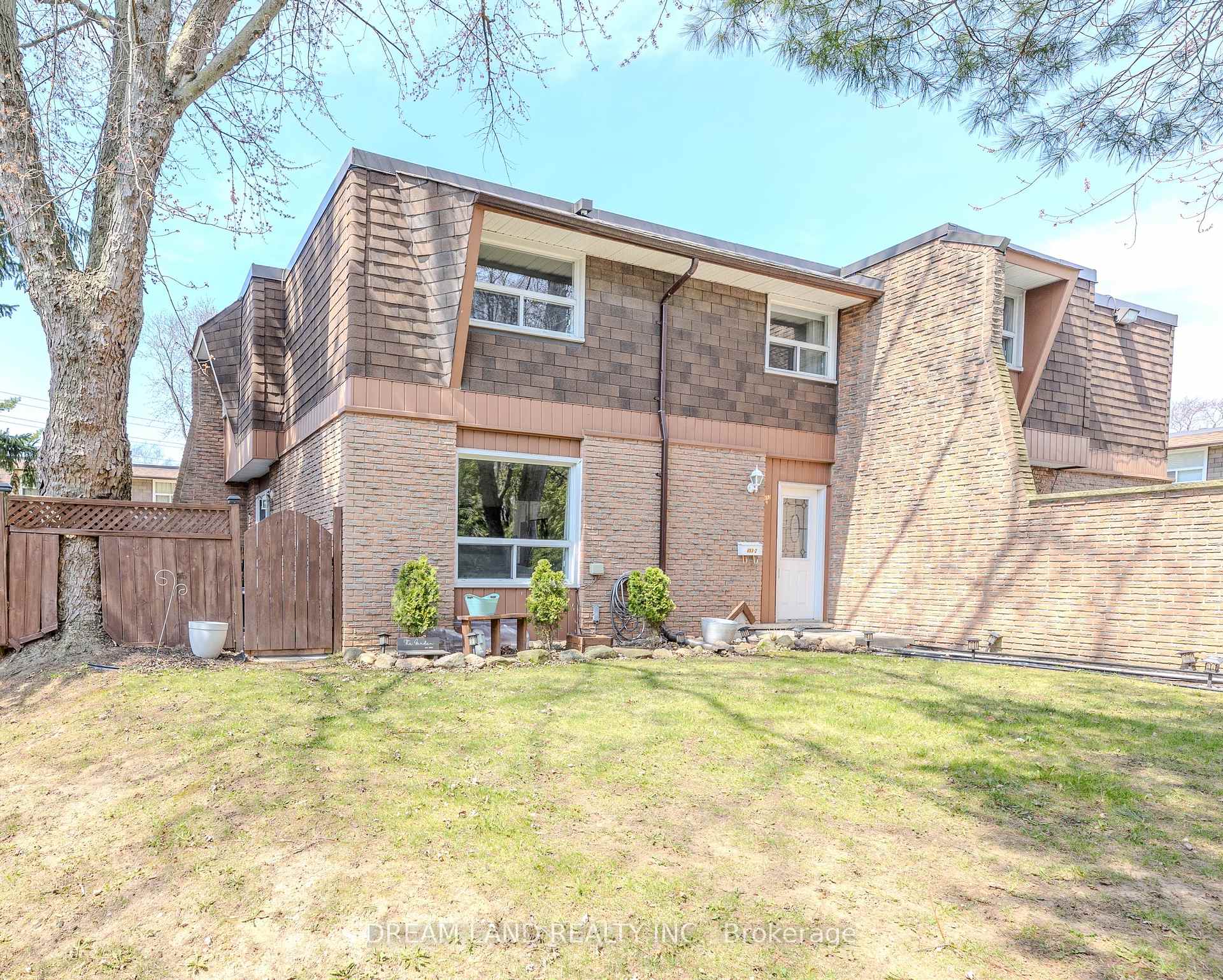3 Bedrooms Condo at 653 Francis,  Burlington For sale