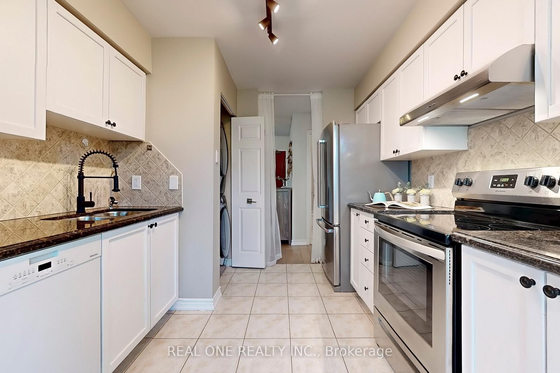 2 Bedrooms Condo at 8 Covington, Toronto For sale