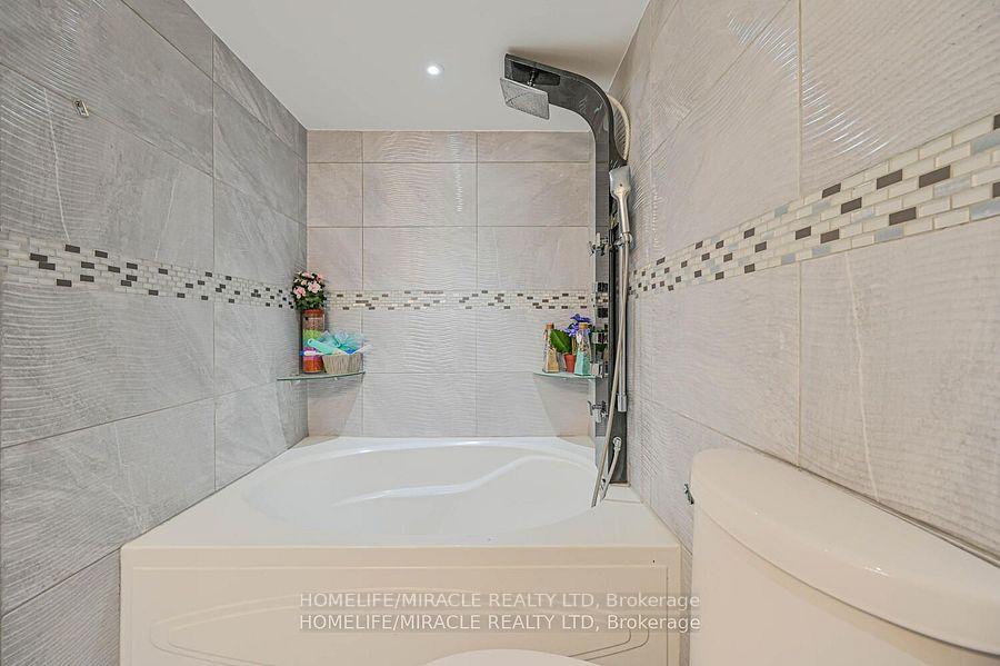 3 Bedrooms Condo at 5 Rowntree, Toronto For sale