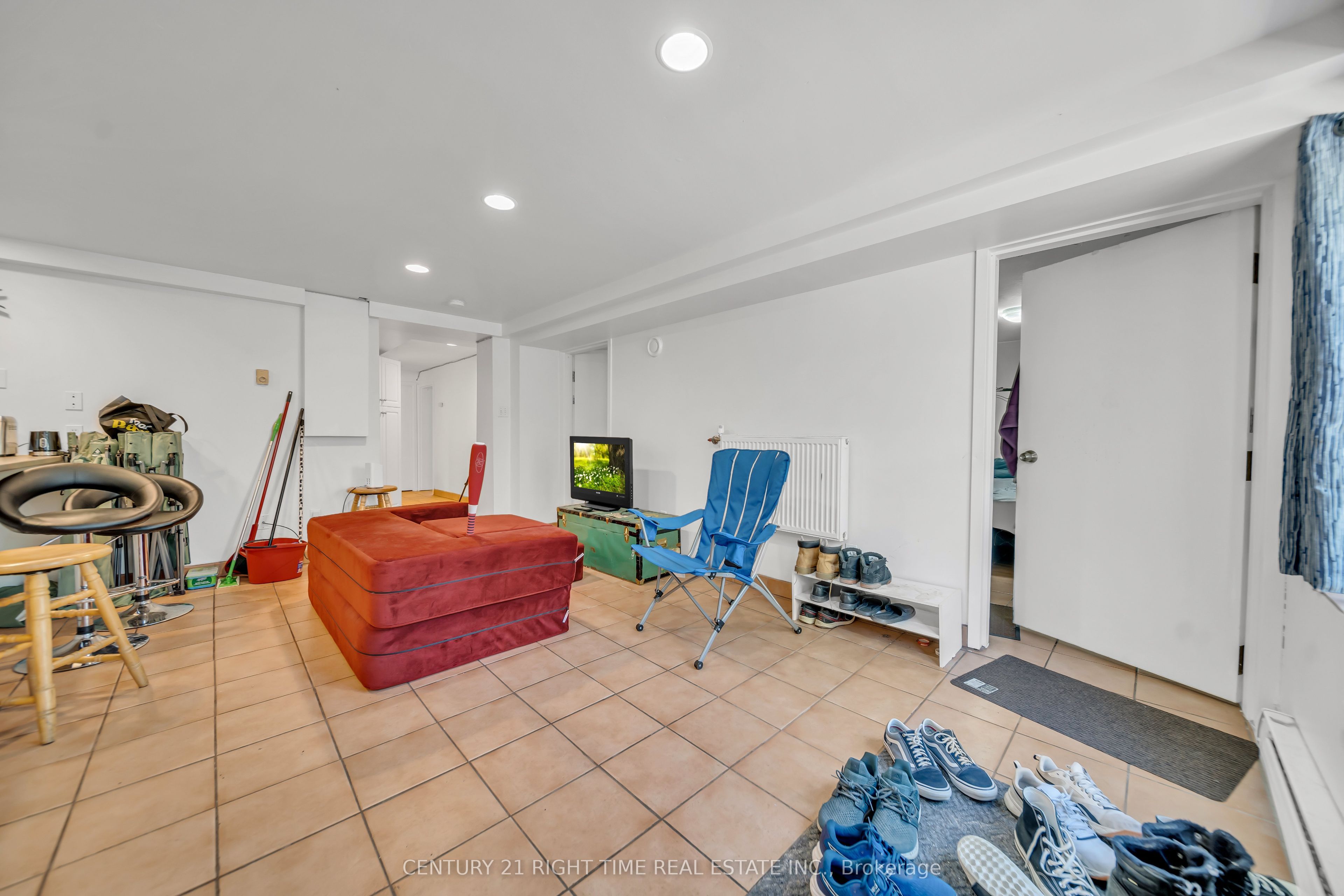 24 Columbia Street W