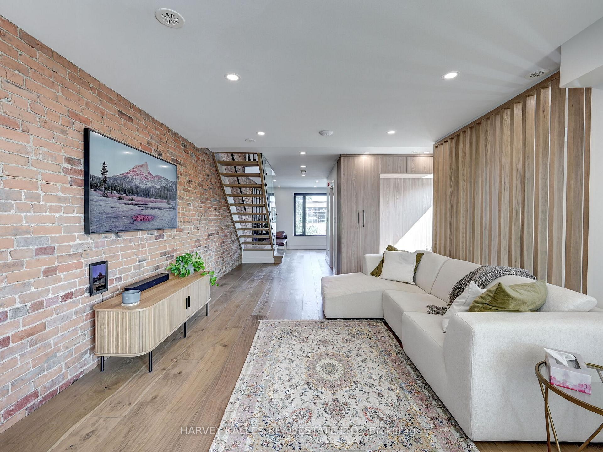 885 Dundas Street W Upper