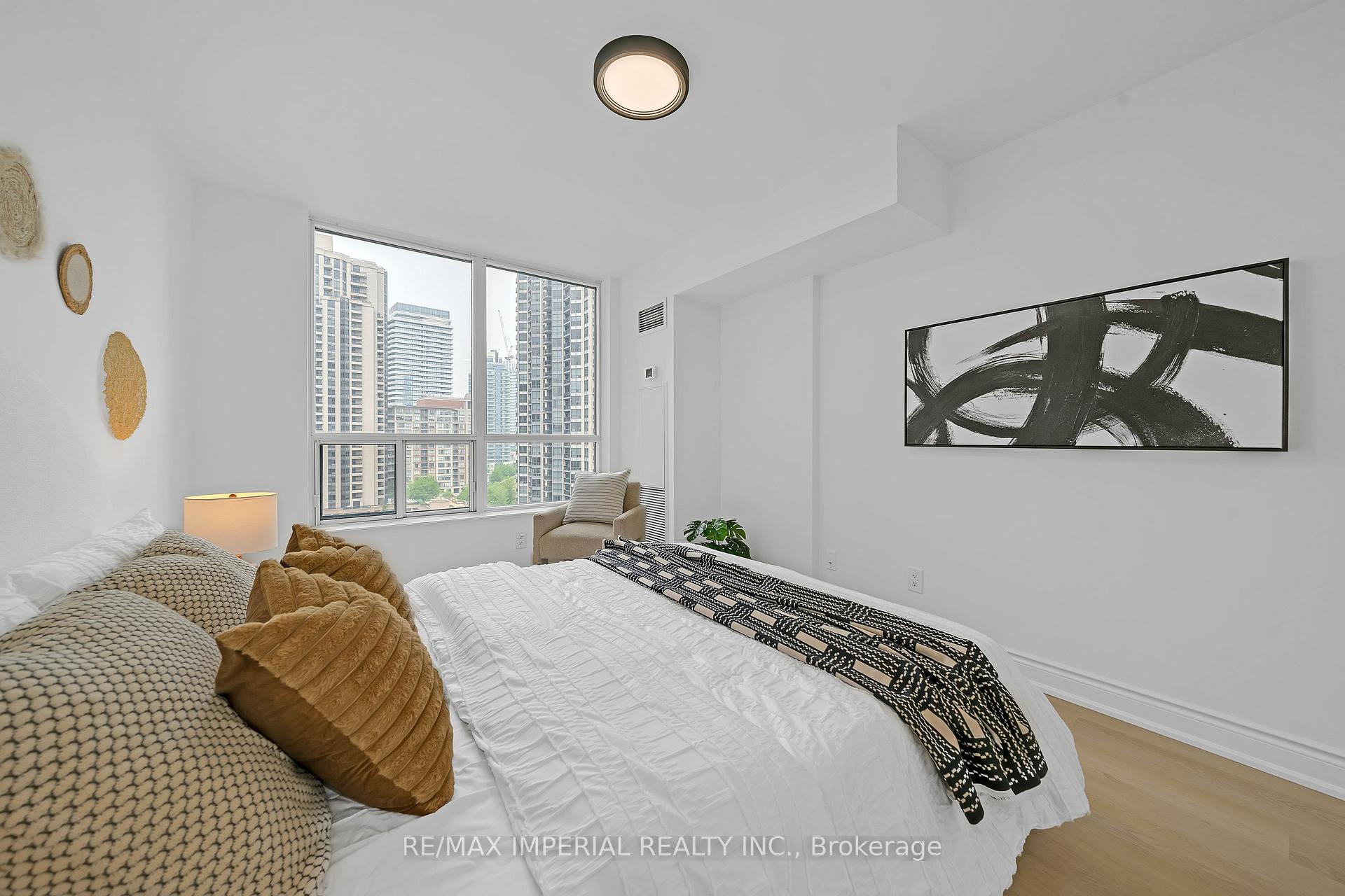 2 Bedrooms Condo at 5 northtown, Toronto For sale