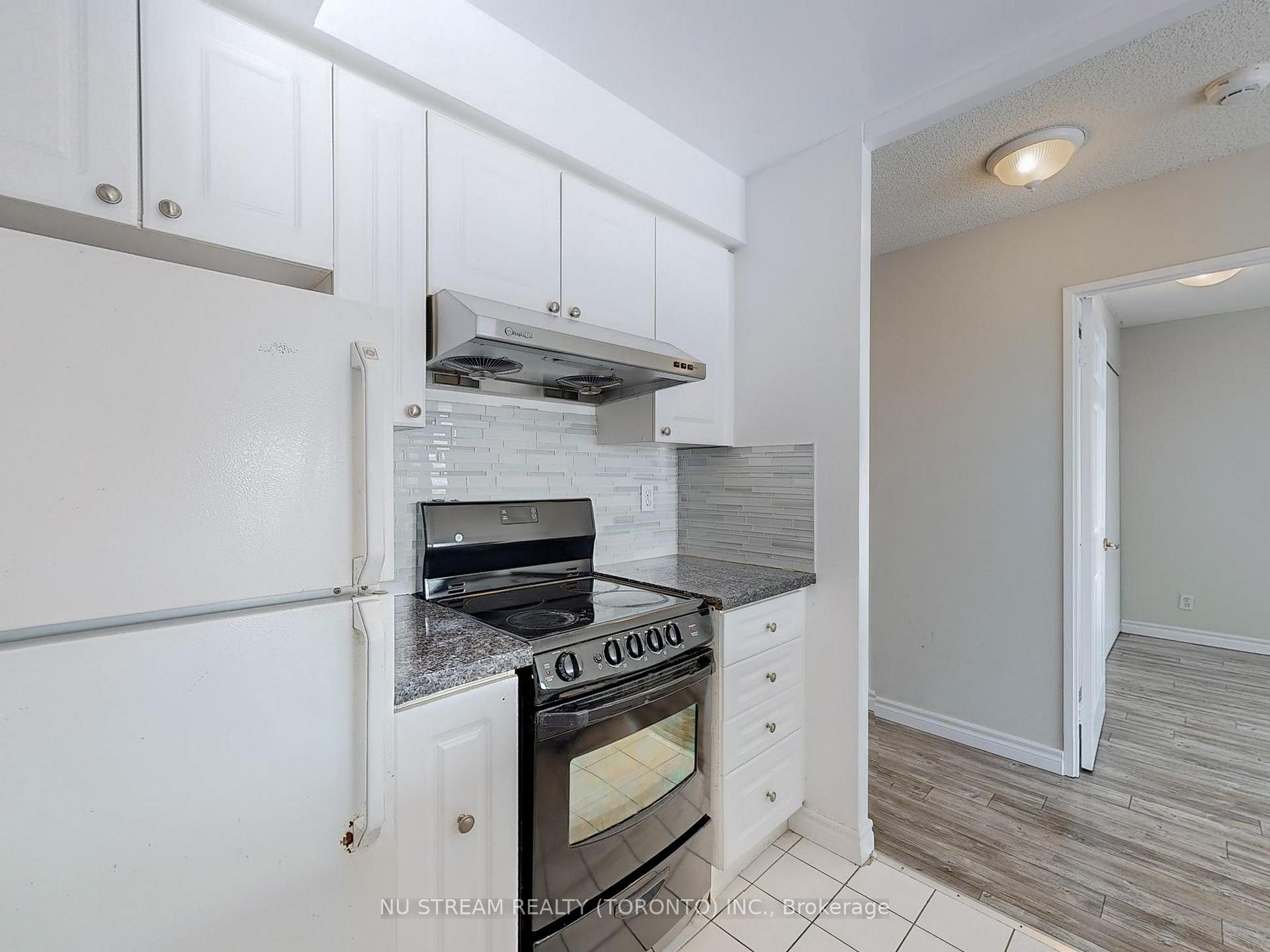 2 Bedrooms Condo at 18 Lee Centre,  Toronto For sale