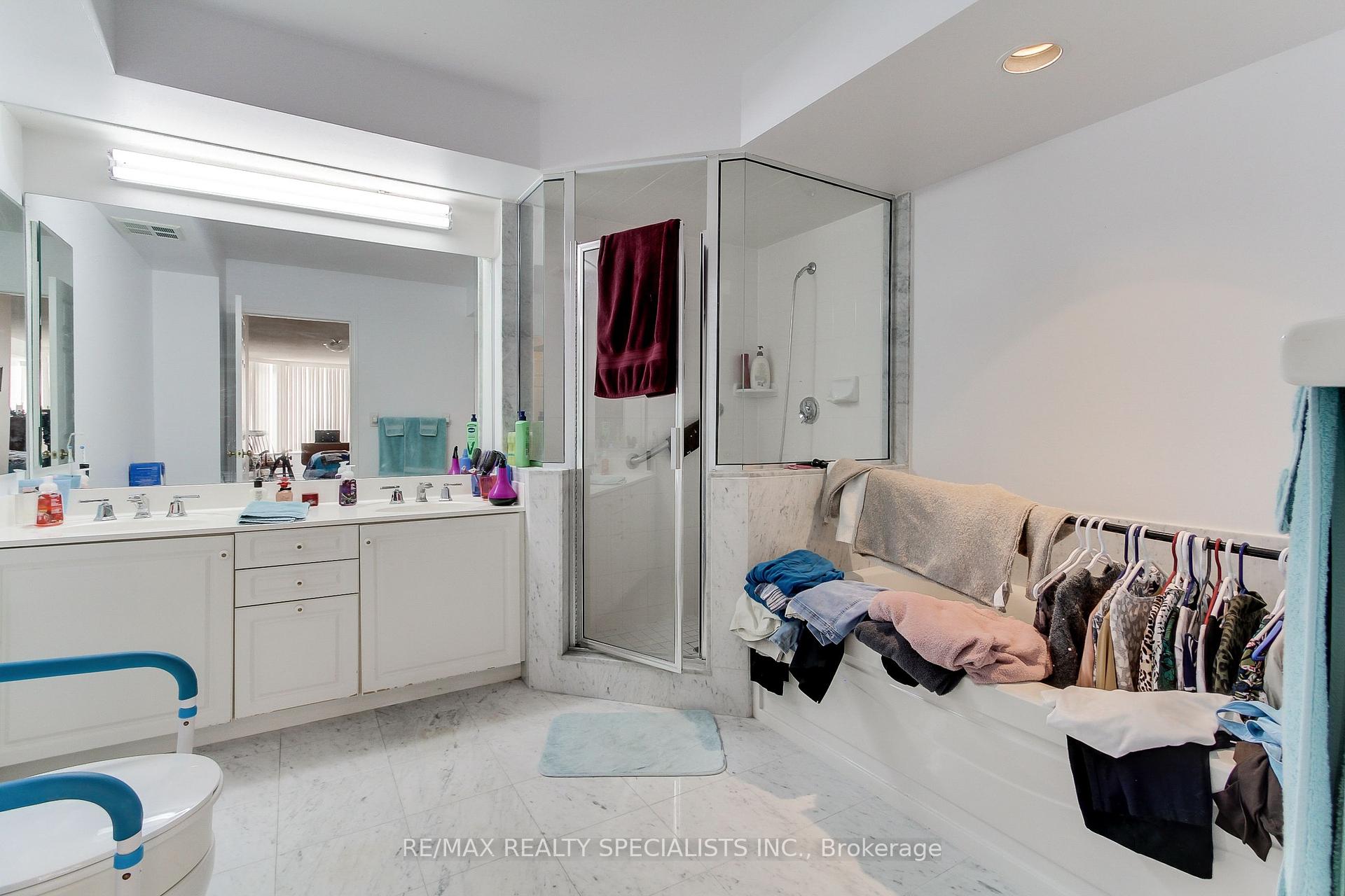 3 Bedrooms Condo at 168 Bonis, Toronto For sale