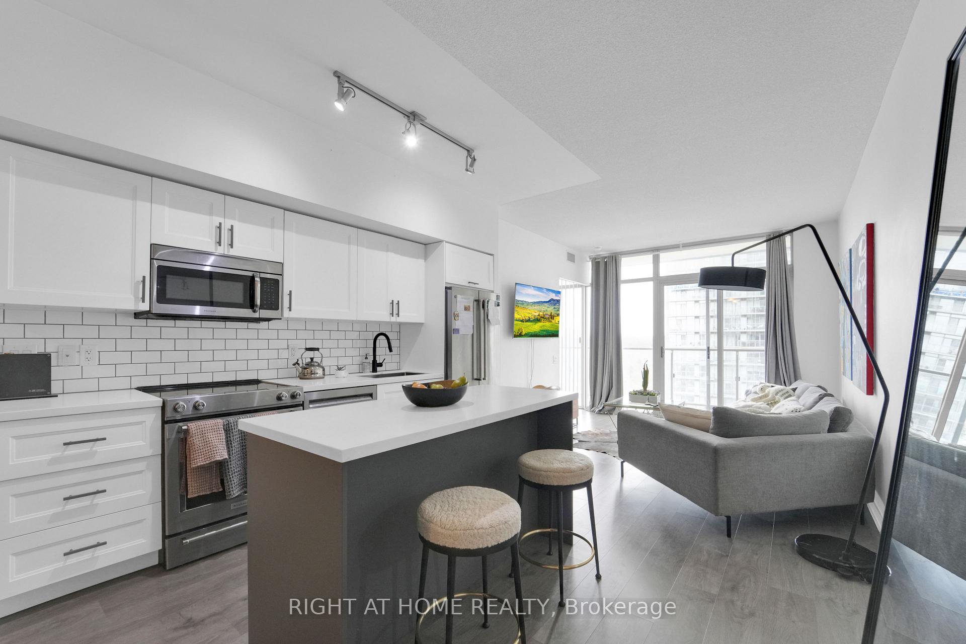 2 Bedrooms Condo at 105 THE QUEENSWAY, Toronto For sale