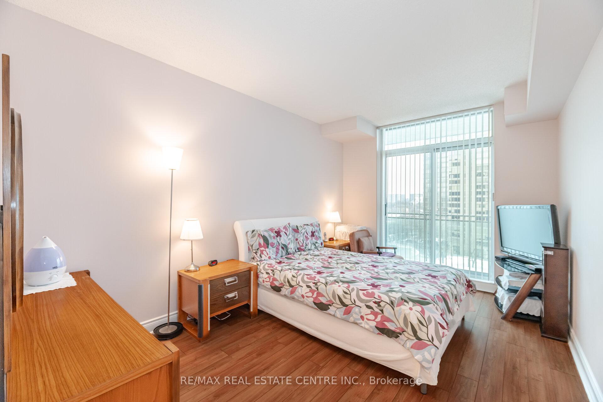 2 Bedrooms Condo at 5 Marine Parade,  Toronto For sale