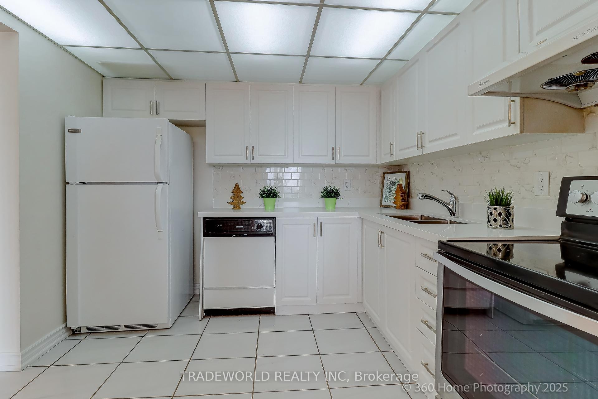 3 Bedrooms Condo at 155 Hillcrest, Mississauga For sale