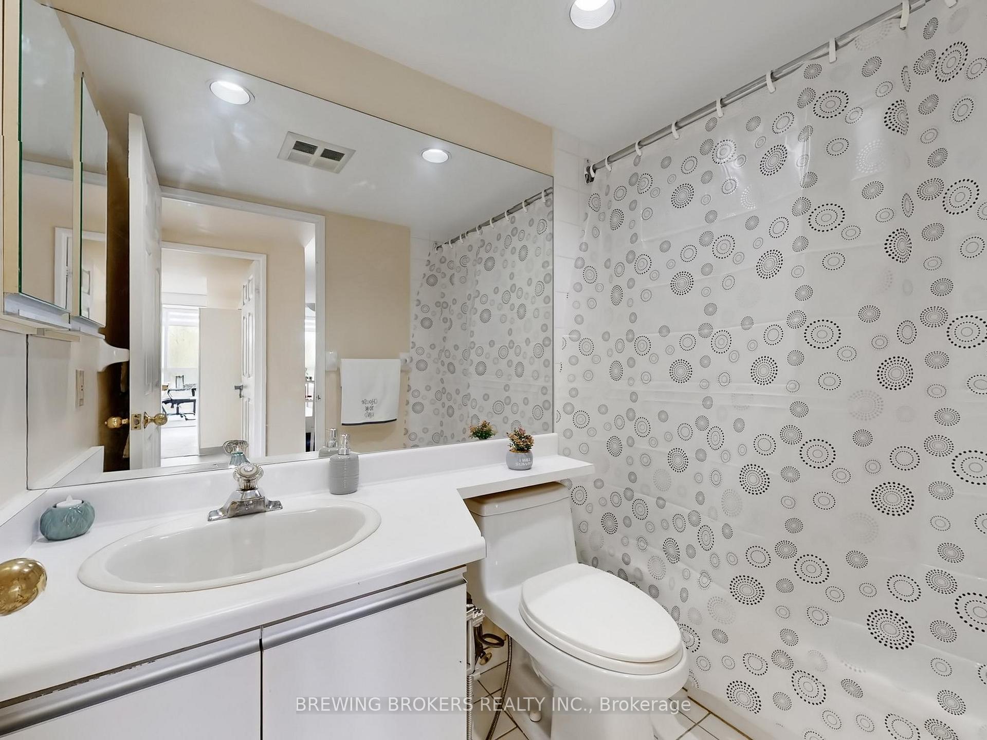 3 Bedrooms Condo at 4450 Tucana, Mississauga For sale
