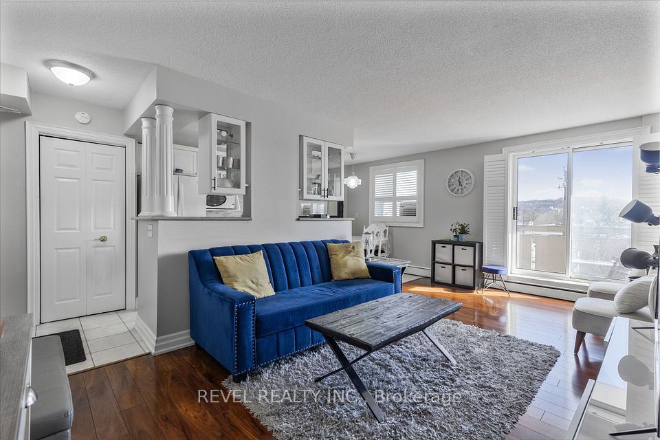 851 Queenston