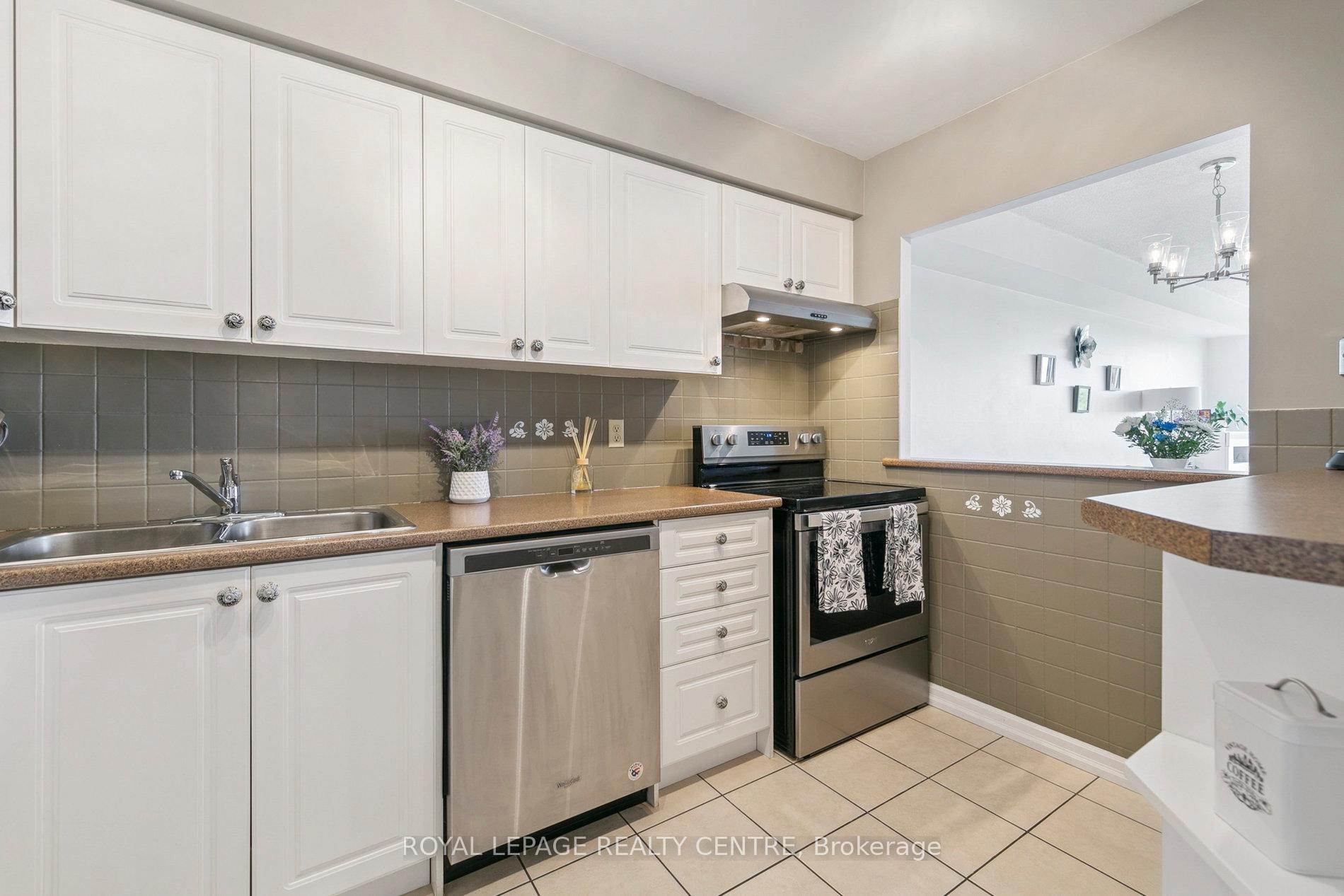 3 Bedrooms Condo at 1110 Walden, Mississauga For sale