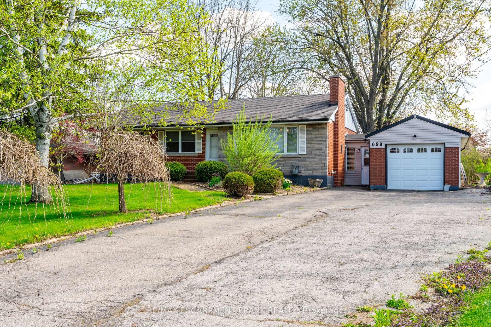 699 RYMAL Road W, Hamilton Gurnett