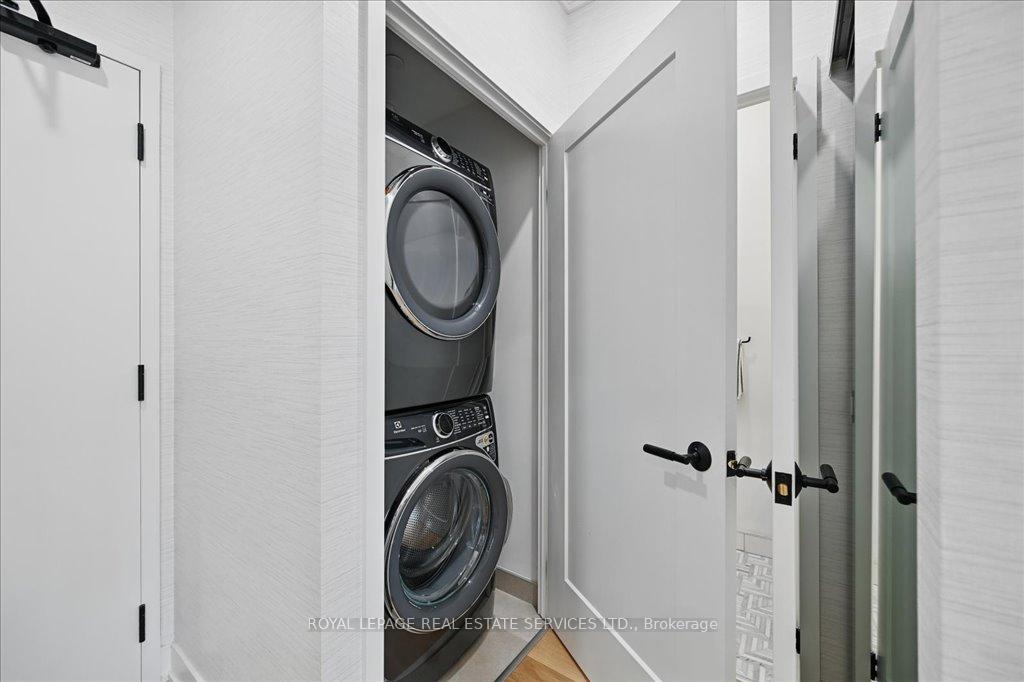 3 Bedrooms Condo at 2489 Taunton, Oakville For sale