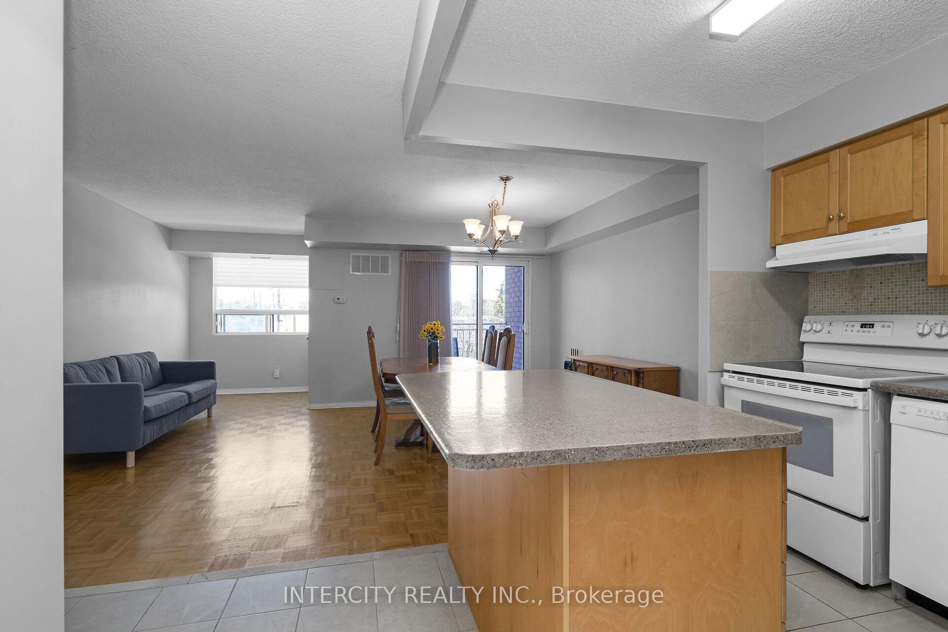 3 Bedrooms Condo at 32 Tannery, Mississauga For sale